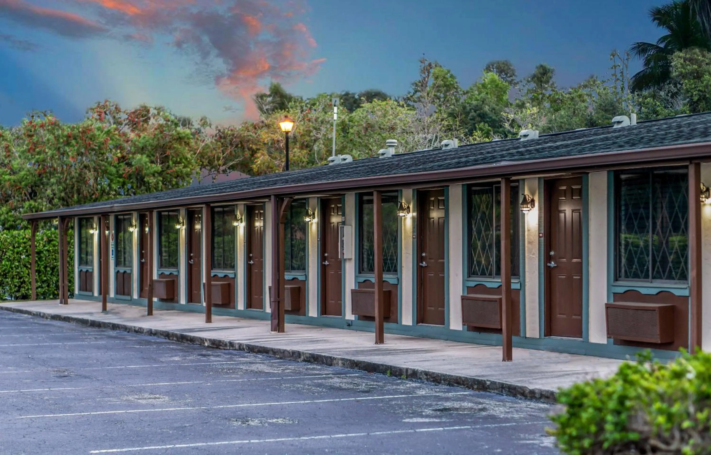 Property building in Spinnaker Inn of Naples