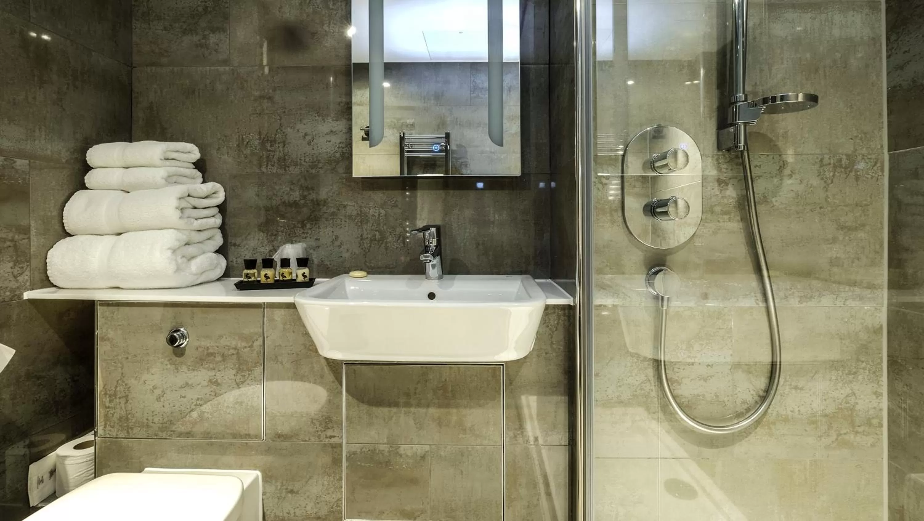 Bathroom in Camden Enterprise Hotel