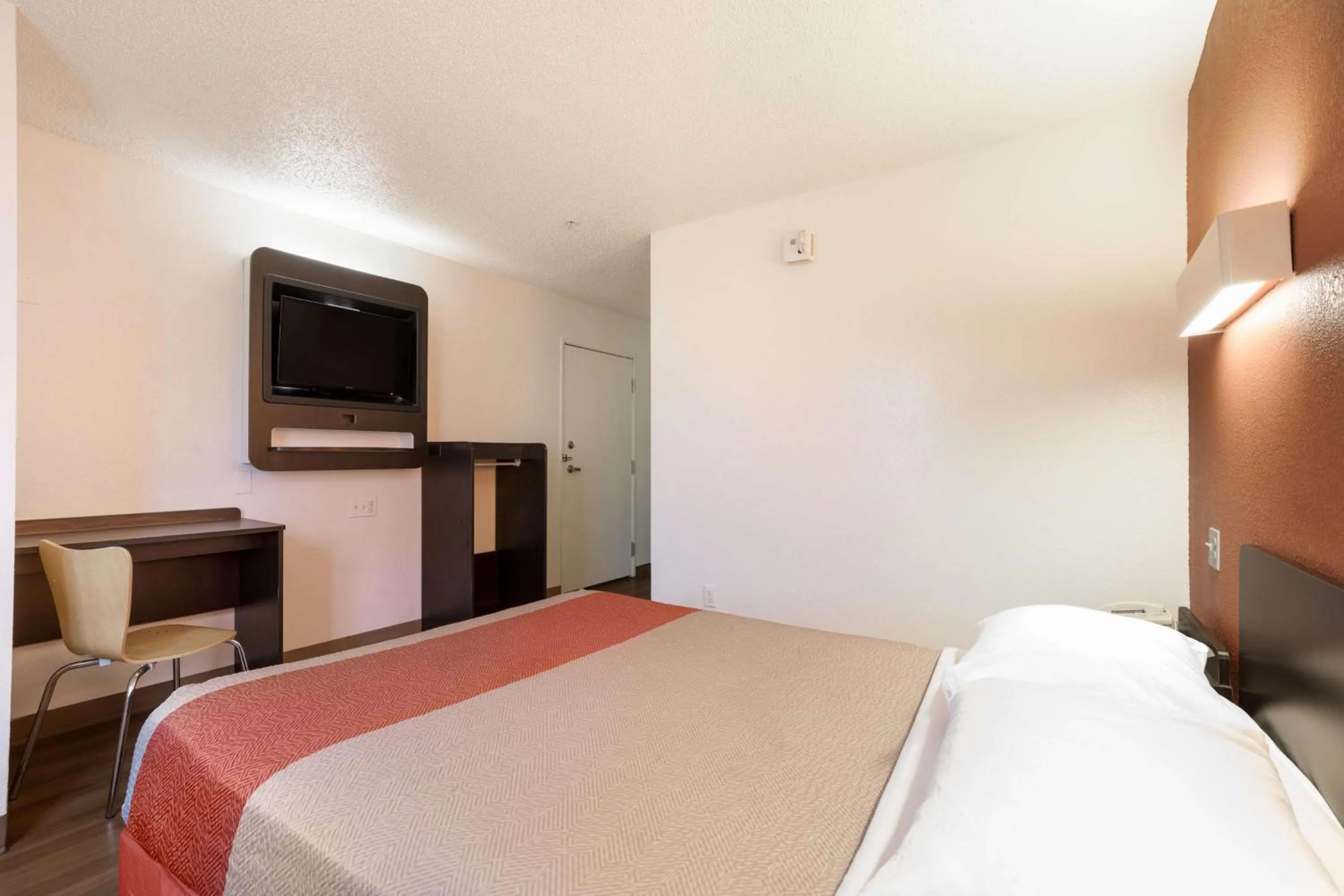Photo of the whole room, Bed in Motel 6-Orlando, FL - International Dr