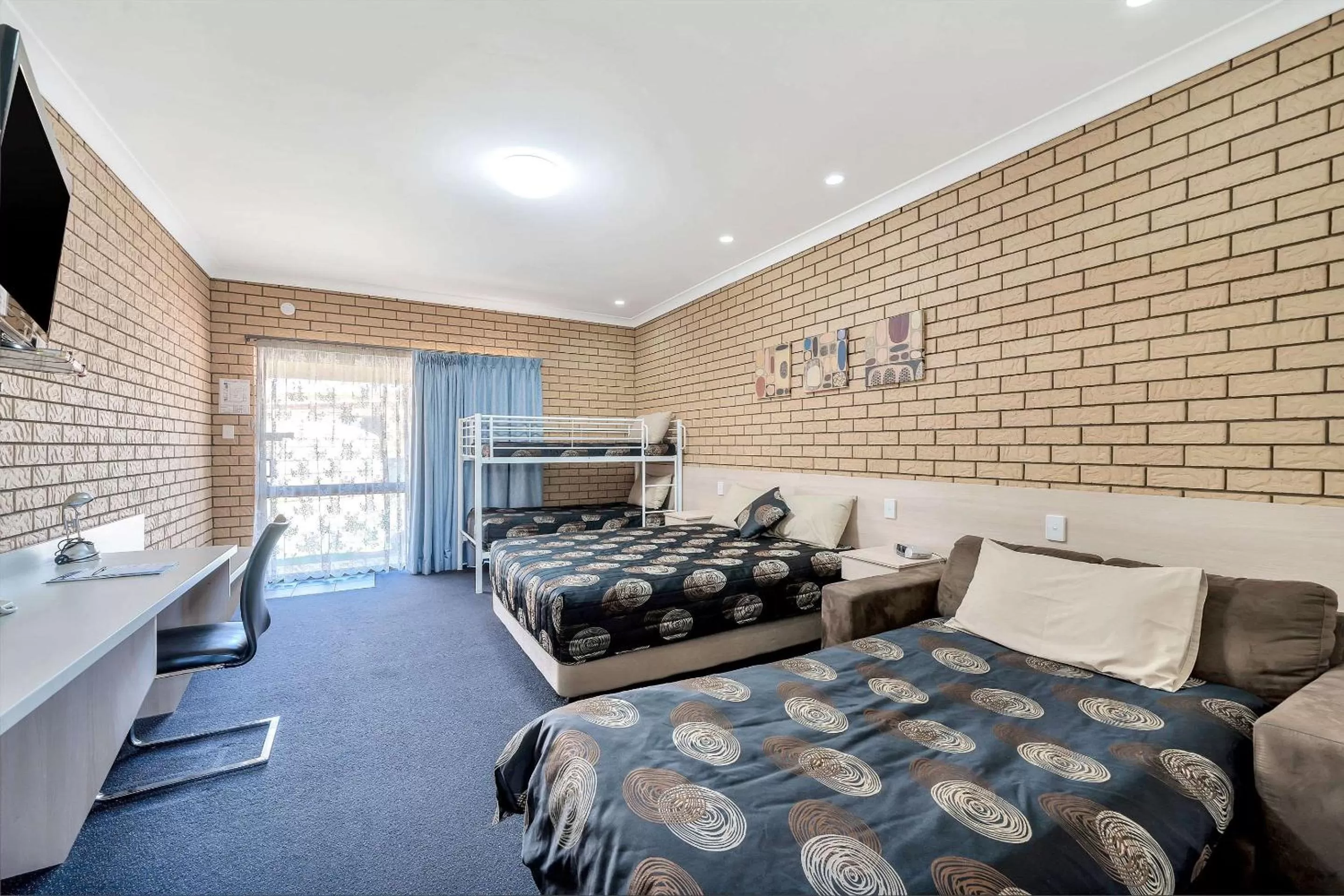 Photo of the whole room, Bed in Warwick Settlers Inn