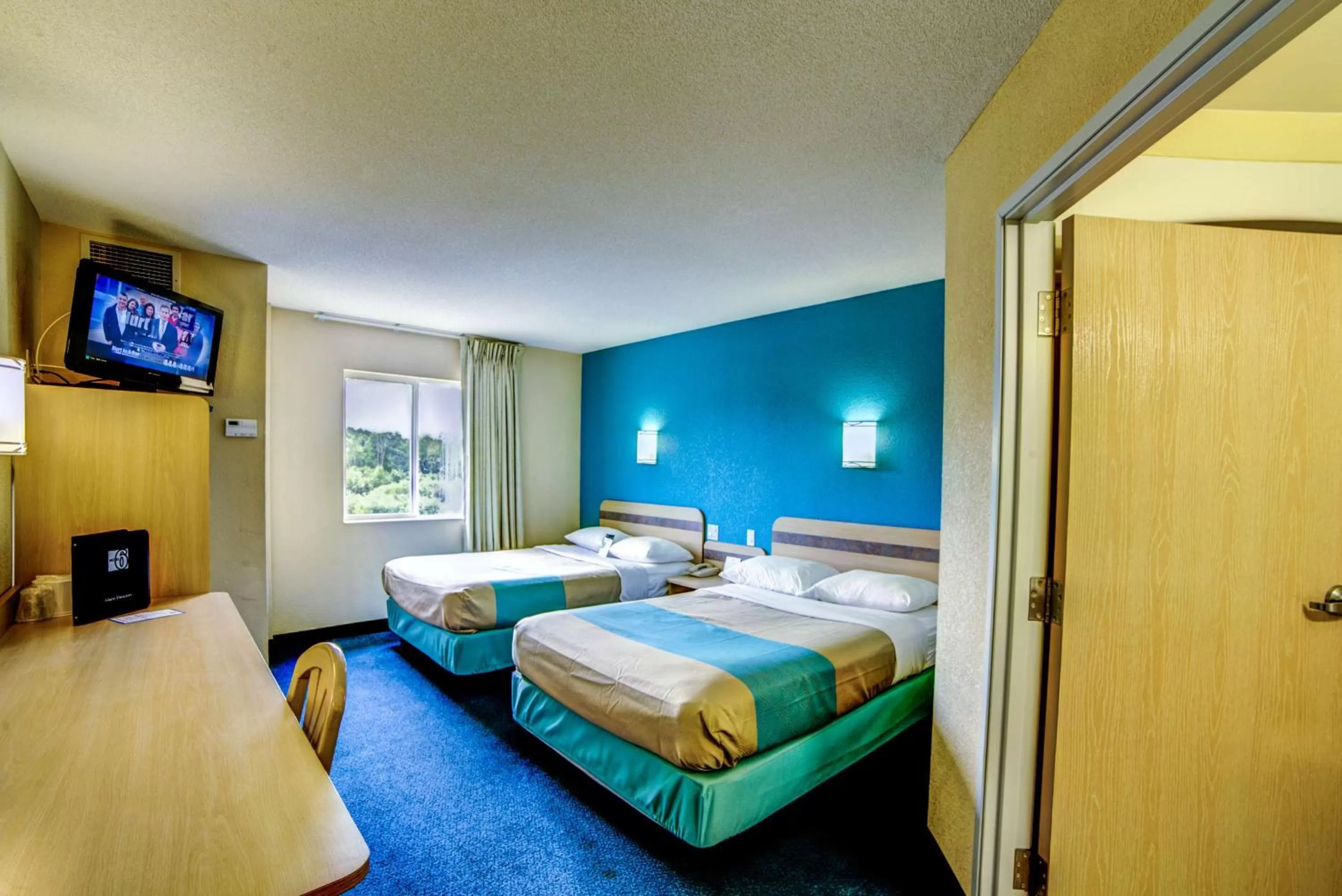 TV and multimedia, Bed in Motel 6-Huntsville, ON
