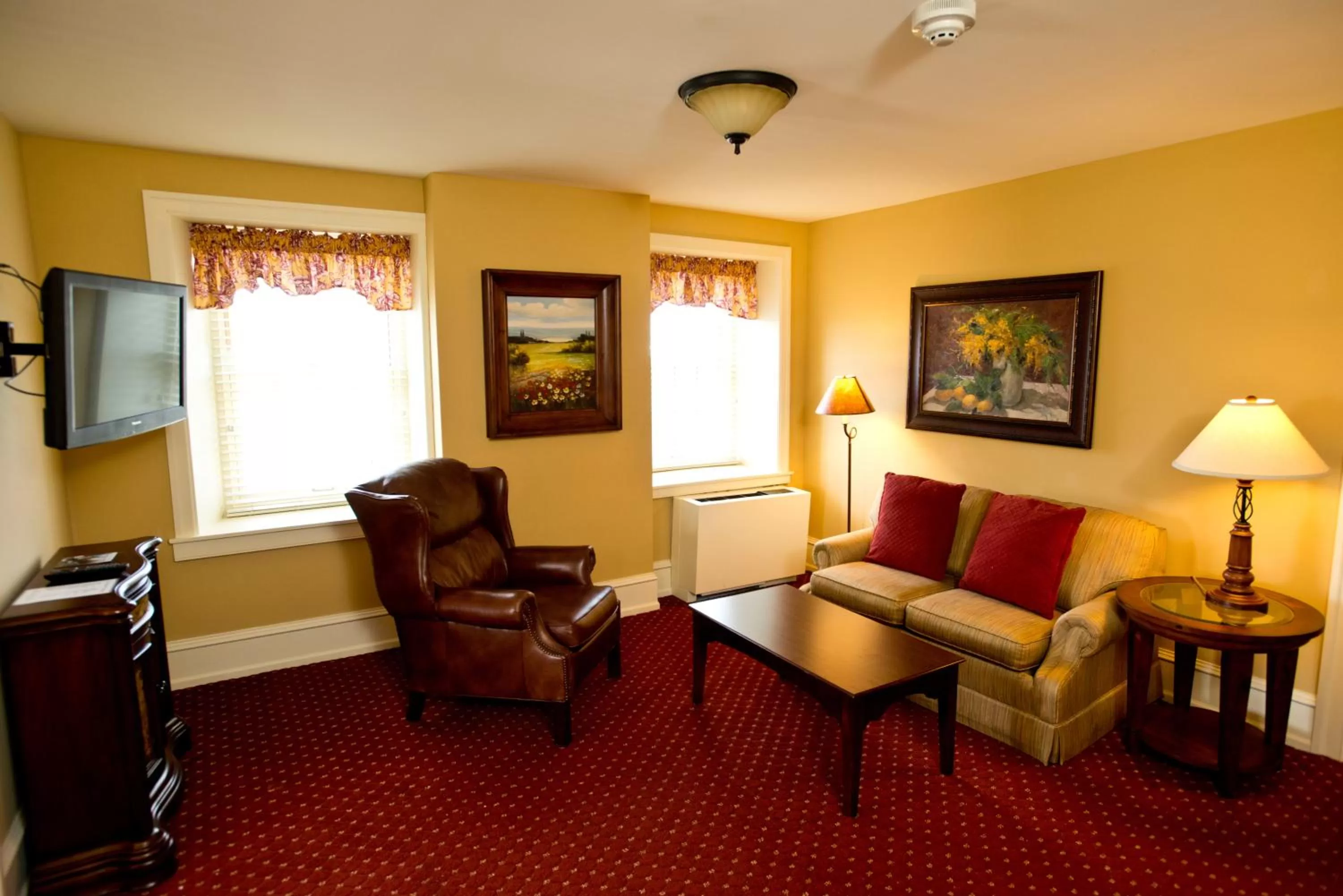 Deluxe King Suite in Normandy Farm Hotel & Conference Center
