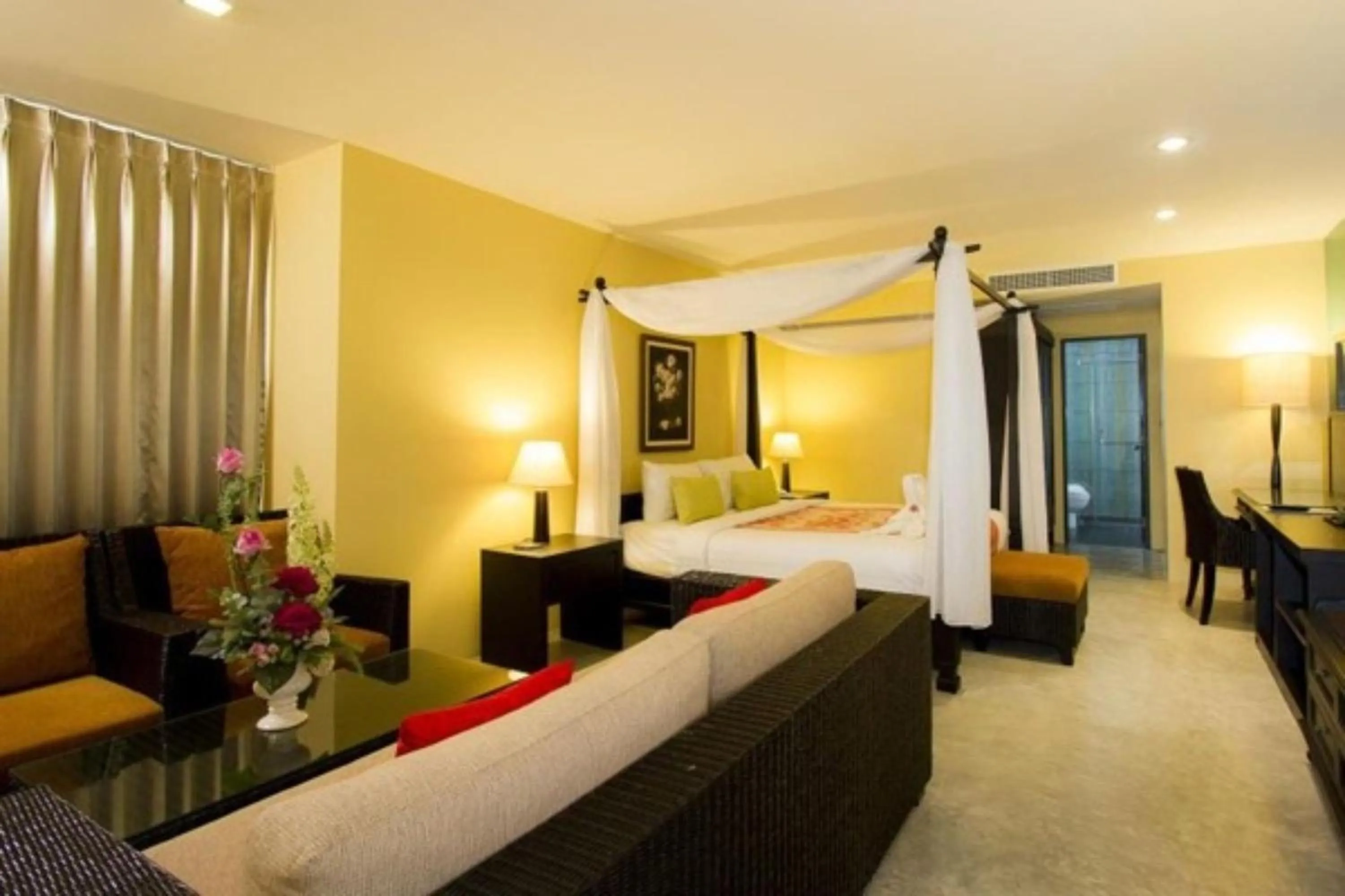 Photo of the whole room, Bed in Baan PhuAnda Phuket