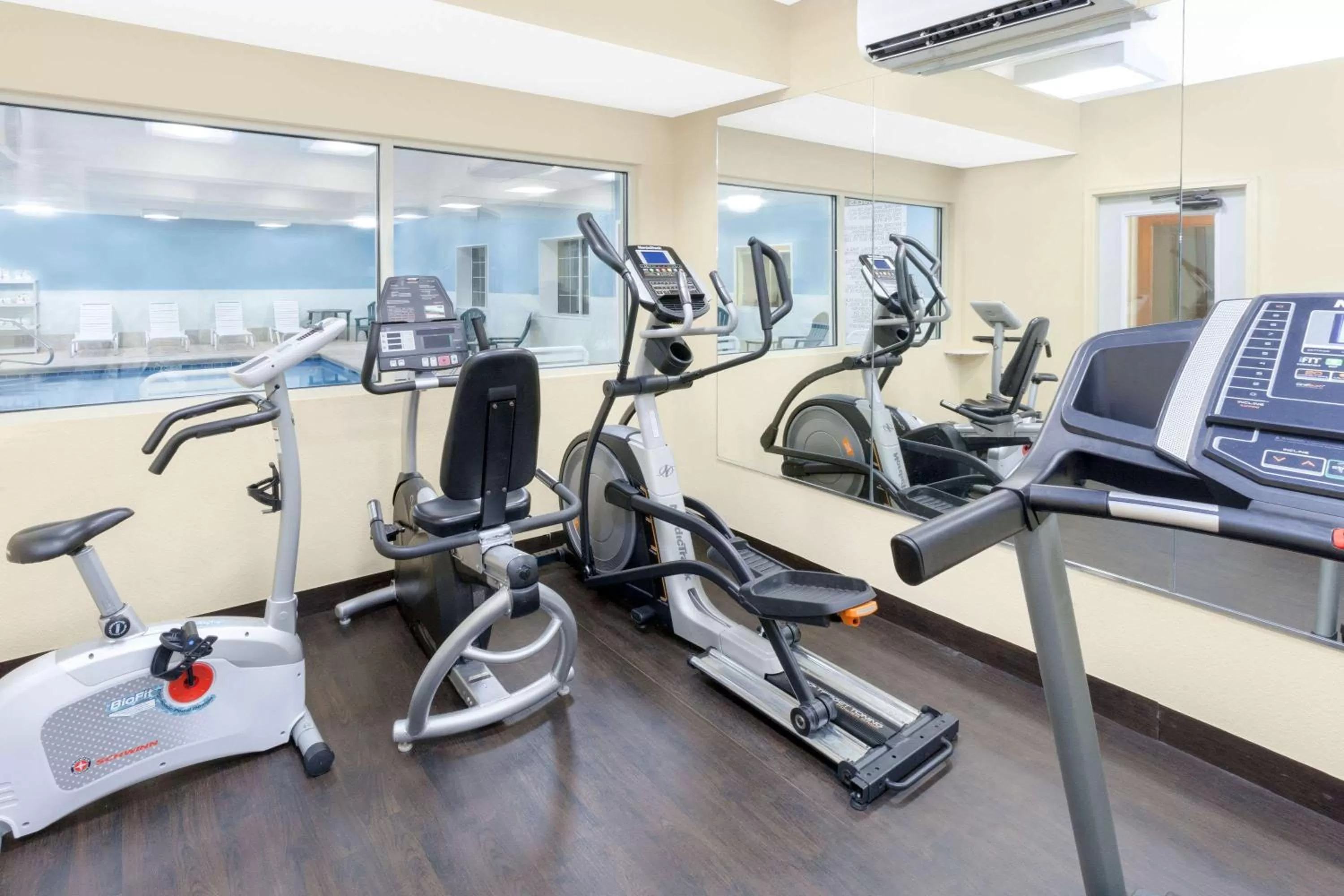 Fitness centre/facilities in Baymont by Wyndham Fort Wayne