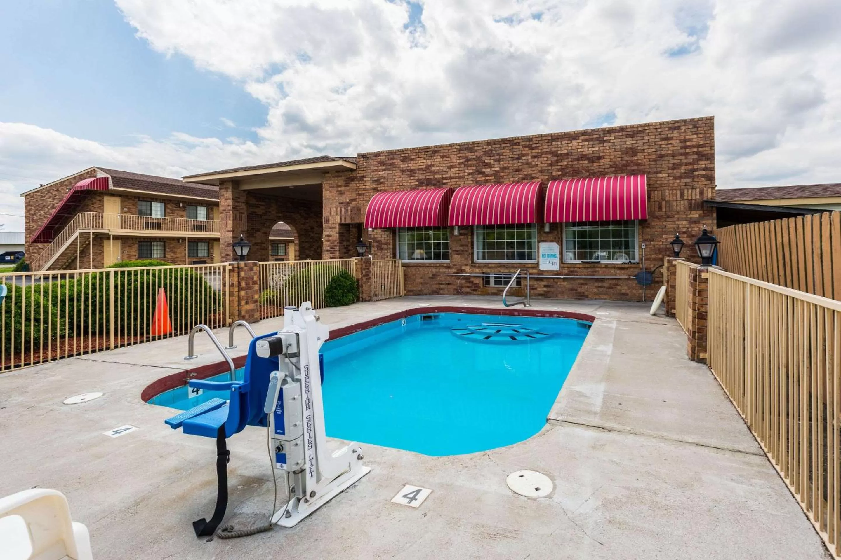 Swimming pool in Econo Lodge & Suites Brinkley