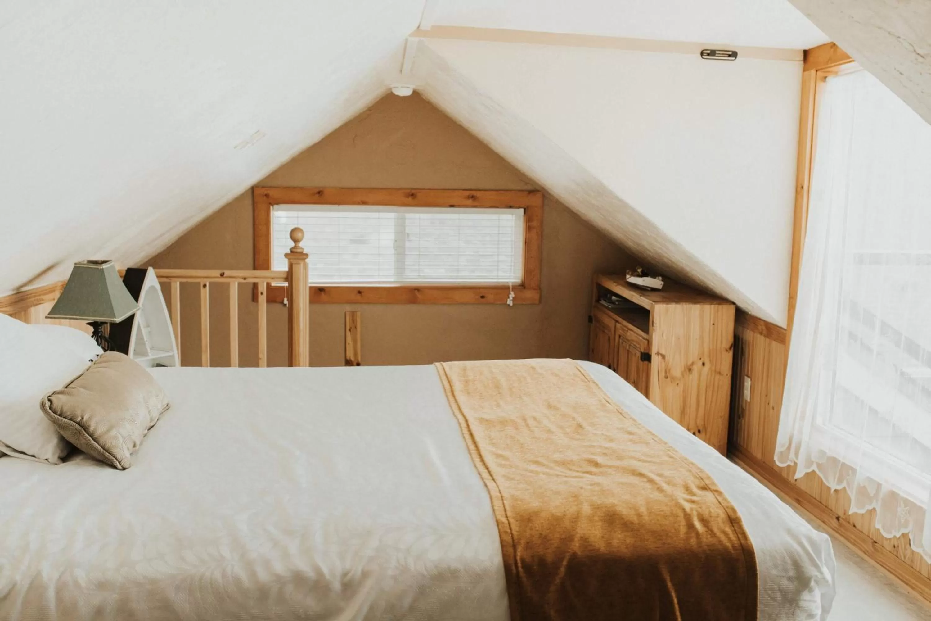 Bed in Nye Beach Cottages