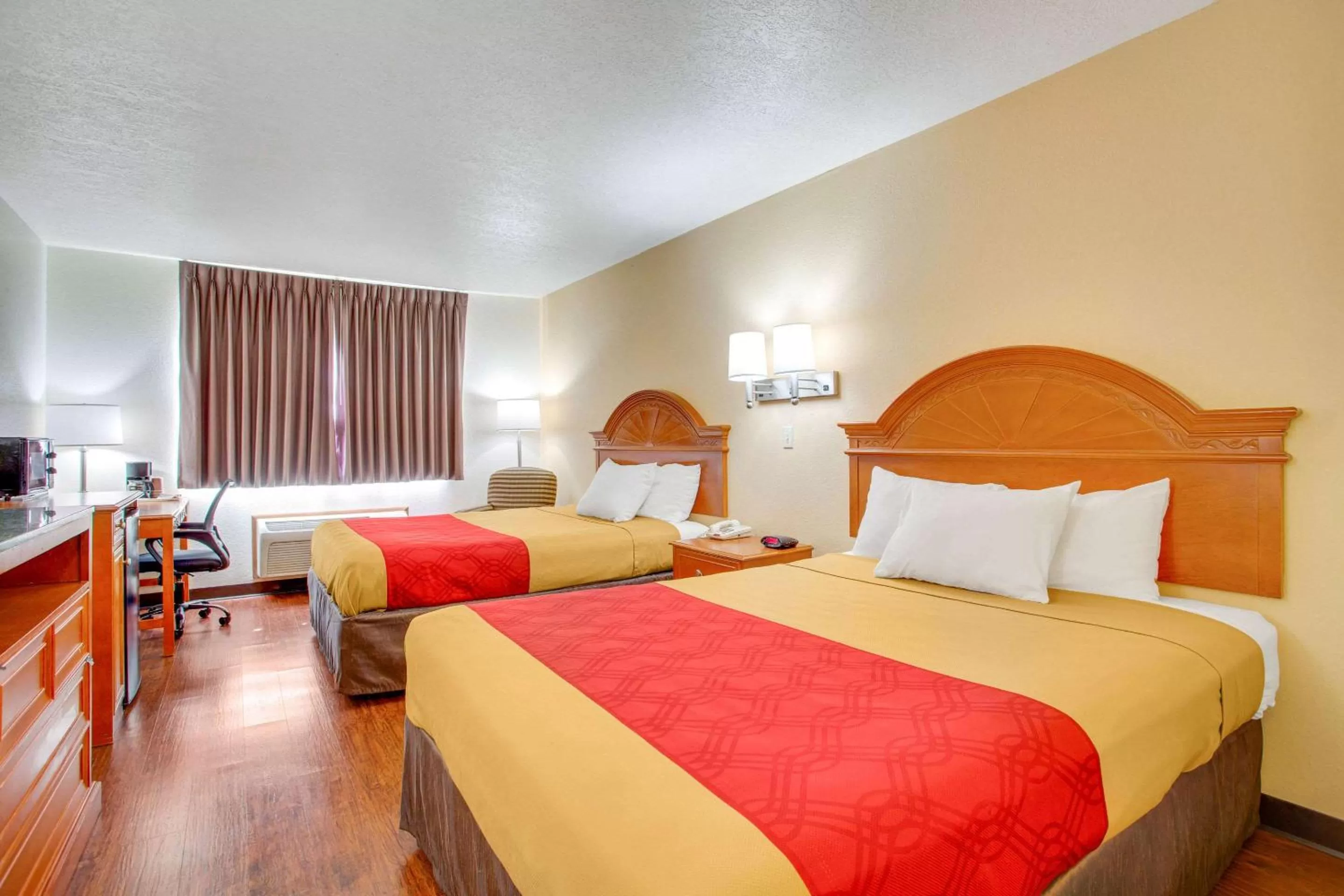 Photo of the whole room, Bed in Econo Lodge Inn & Suites Albuquerque East I-40 Eubank Exit