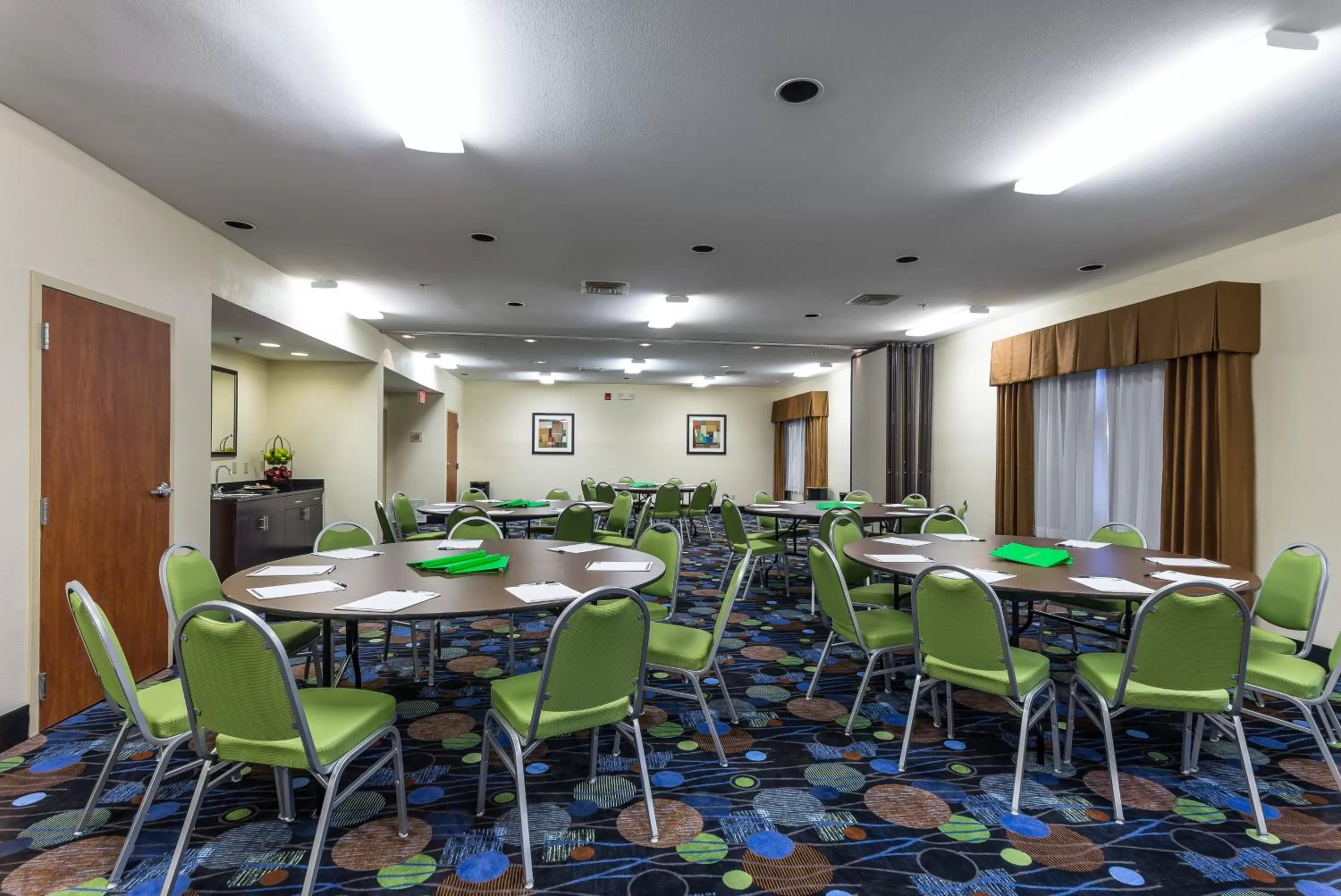 Meeting/conference room in Holiday Inn Express Hotel & Suites Edmond by IHG