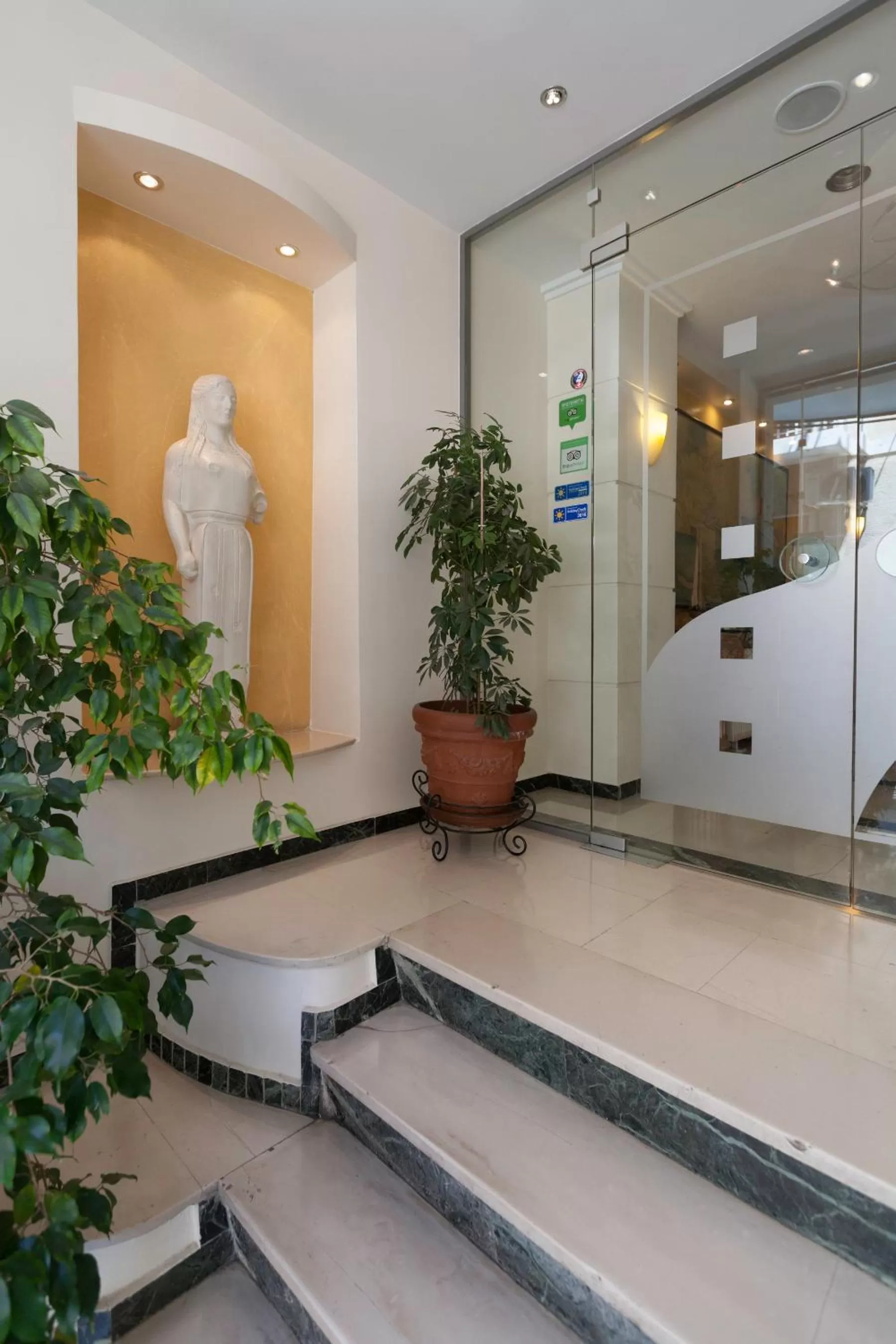 Facade/entrance in Lilia Hotel