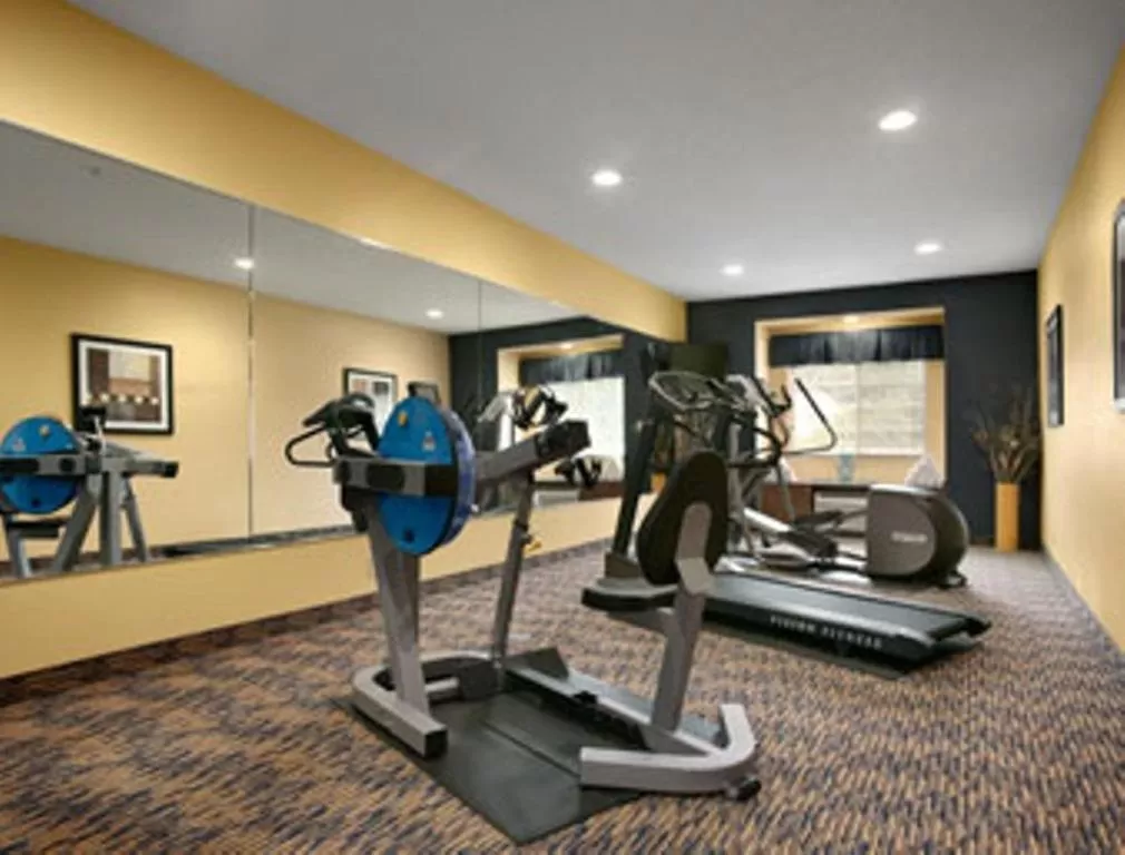 Fitness centre/facilities in Microtel Inn & Suites Chili/Rochester