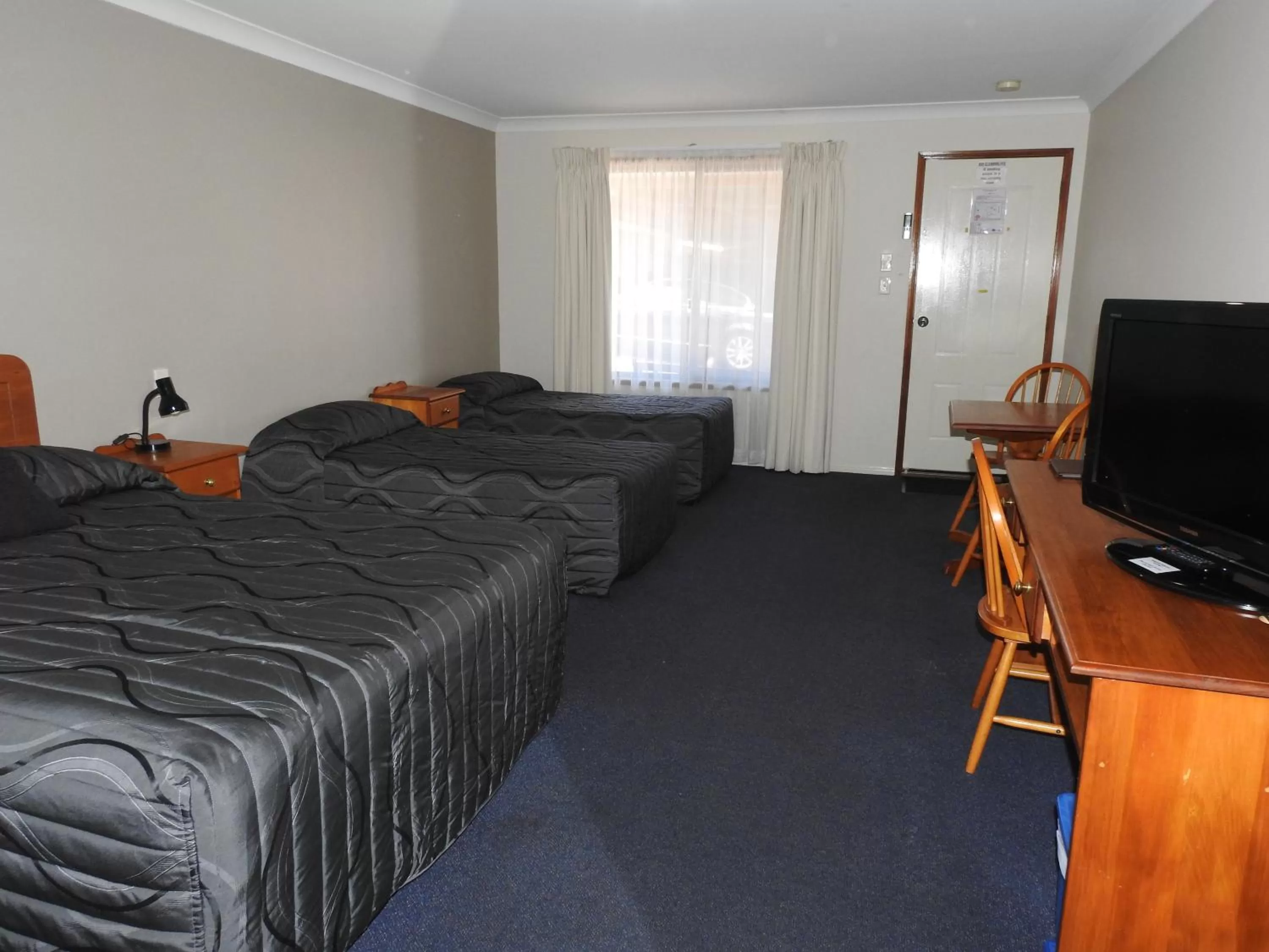 Bedroom, Bed in Asters On James Motor Inn