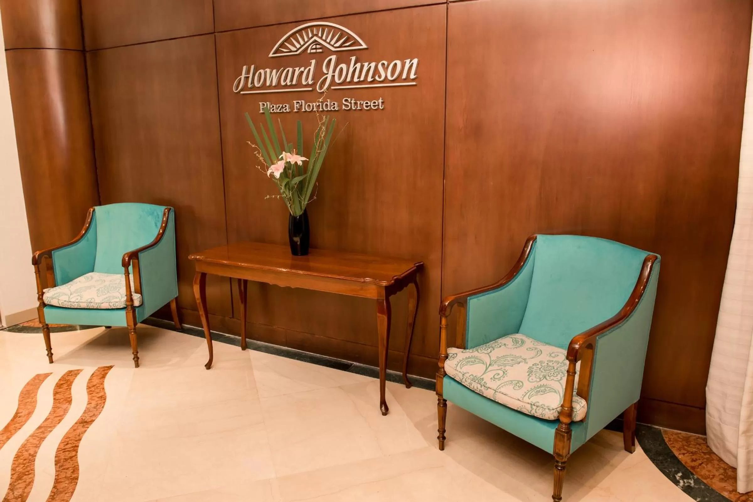 Lounge or bar in Howard Johnson Plaza by Wyndham Buenos Aires Florida Street