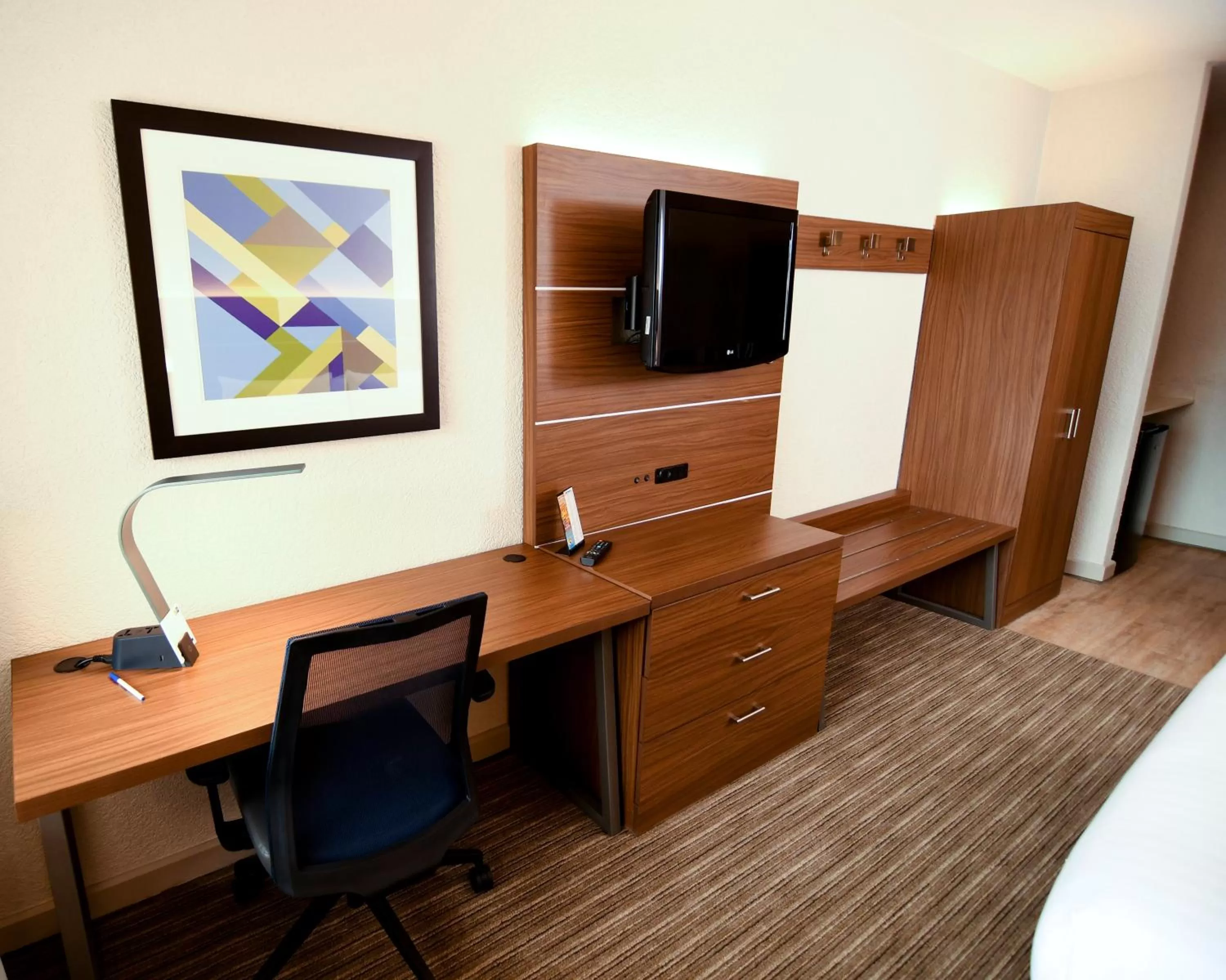 Photo of the whole room, Bed in Holiday Inn Express Hotel & Suites Port Clinton-Catawba Island by IHG