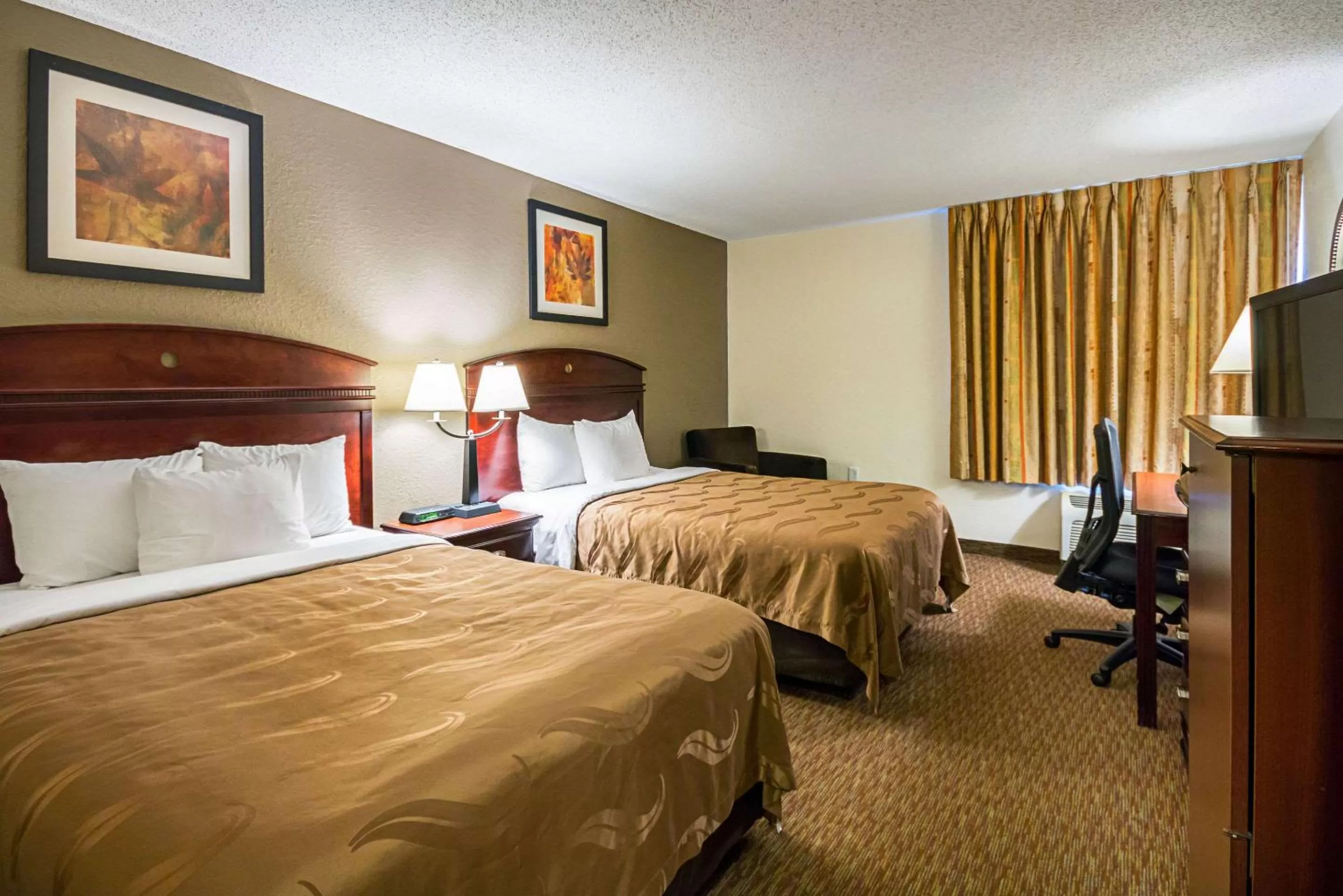 Photo of the whole room, Bed in Quality Inn Fairmont