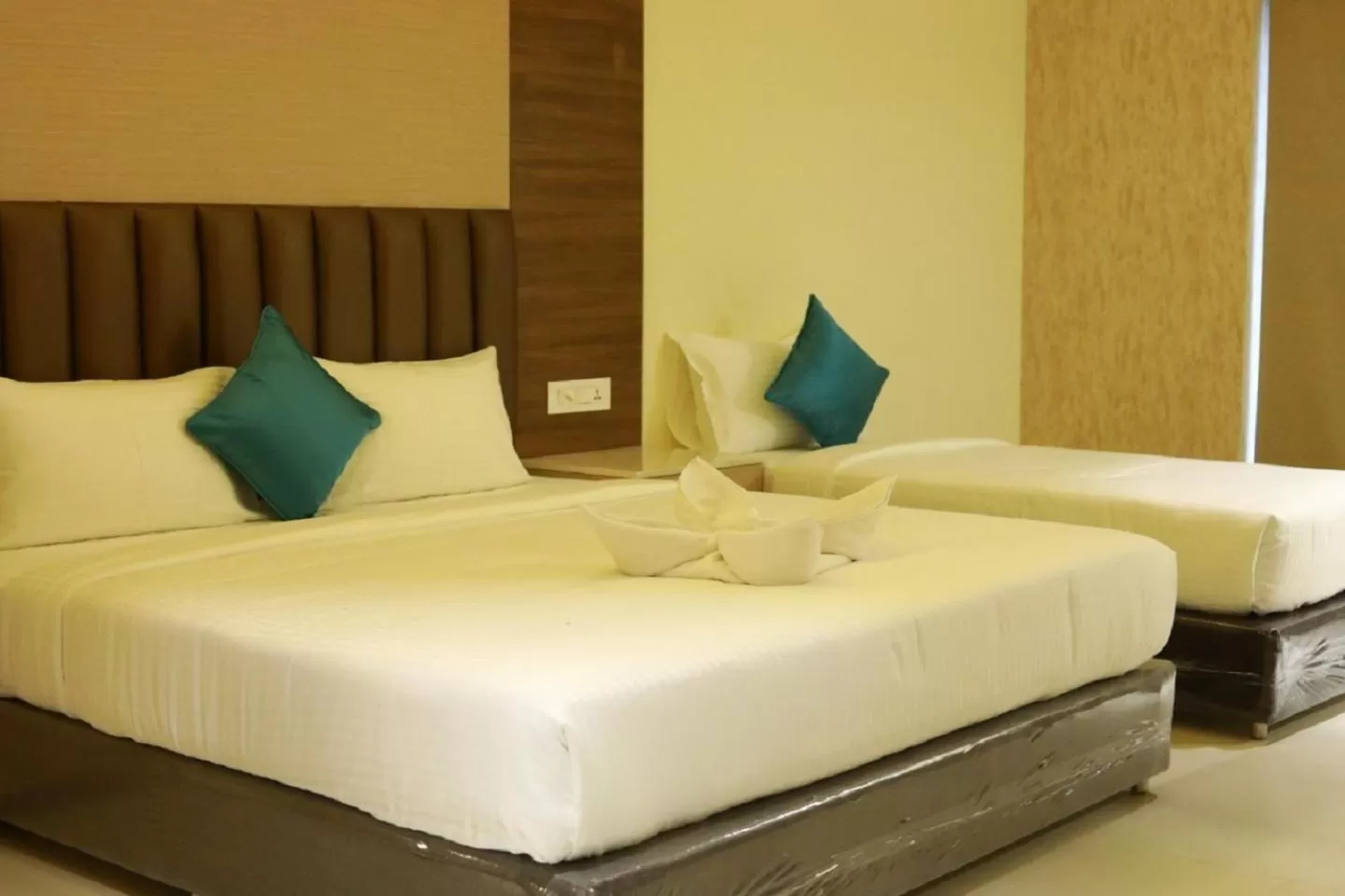 Photo of the whole room, Bed in Laya Regency