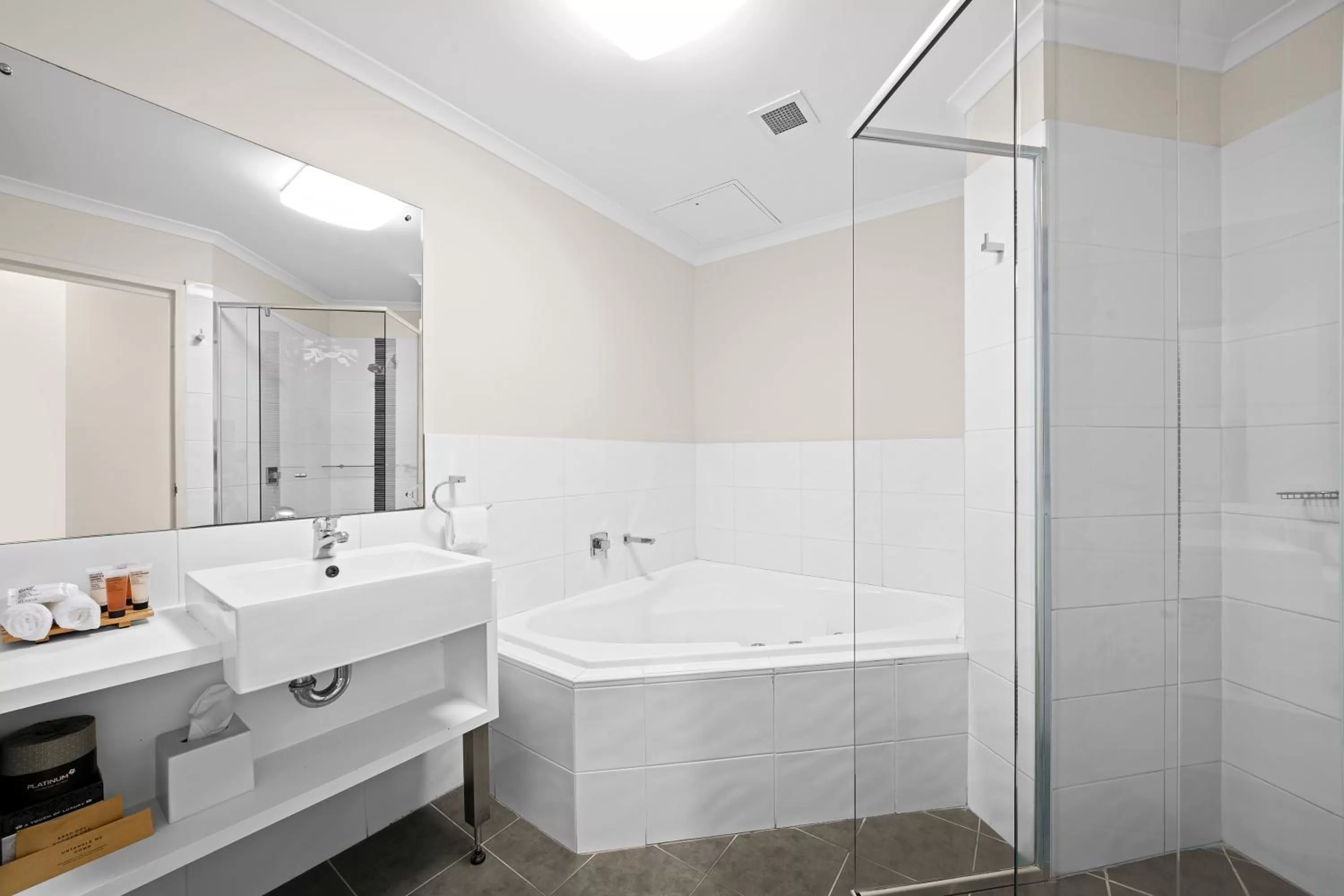 Shower in Macquarie Waters Boutique Apartment Hotel
