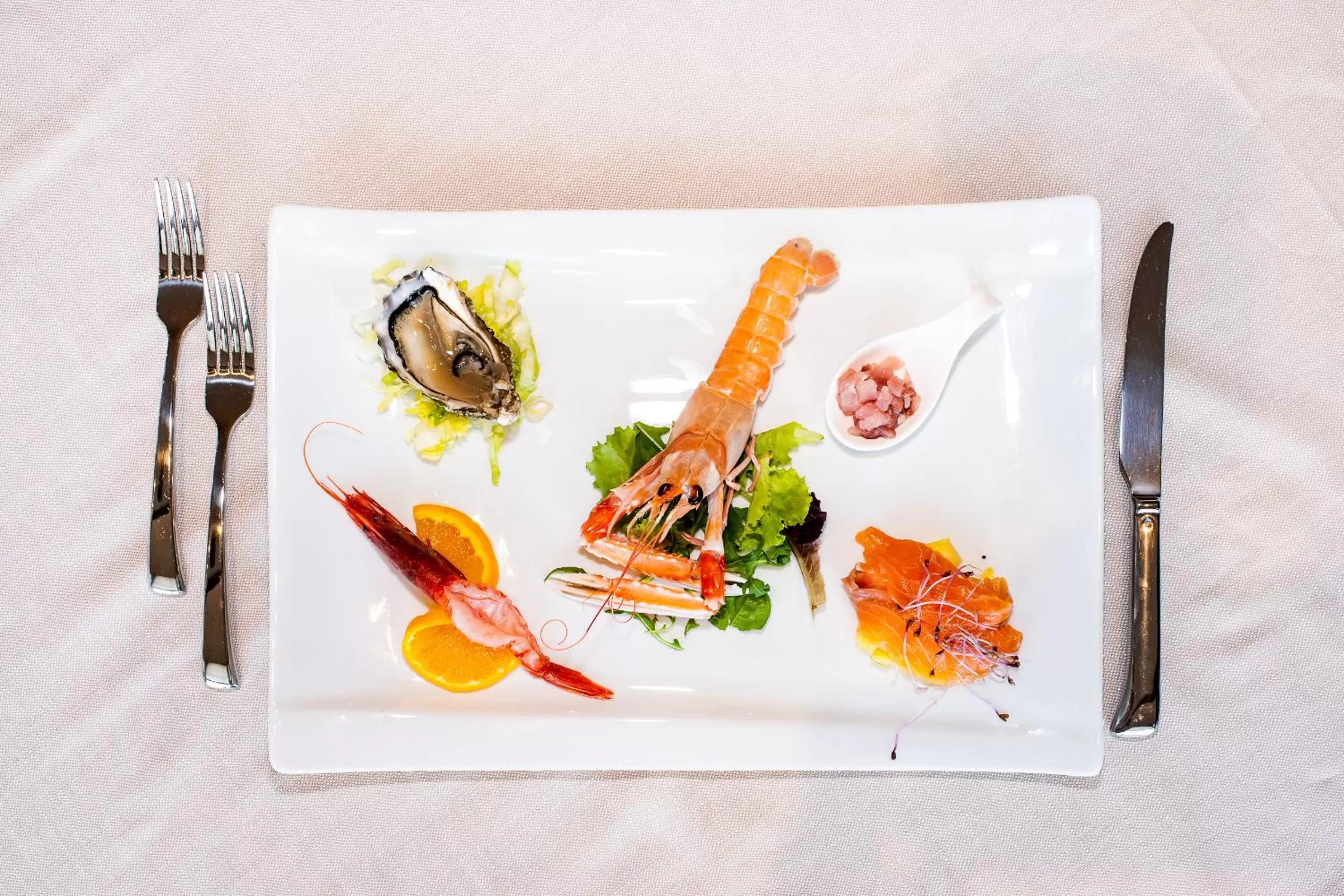 Restaurant/places to eat in M2 Hotel