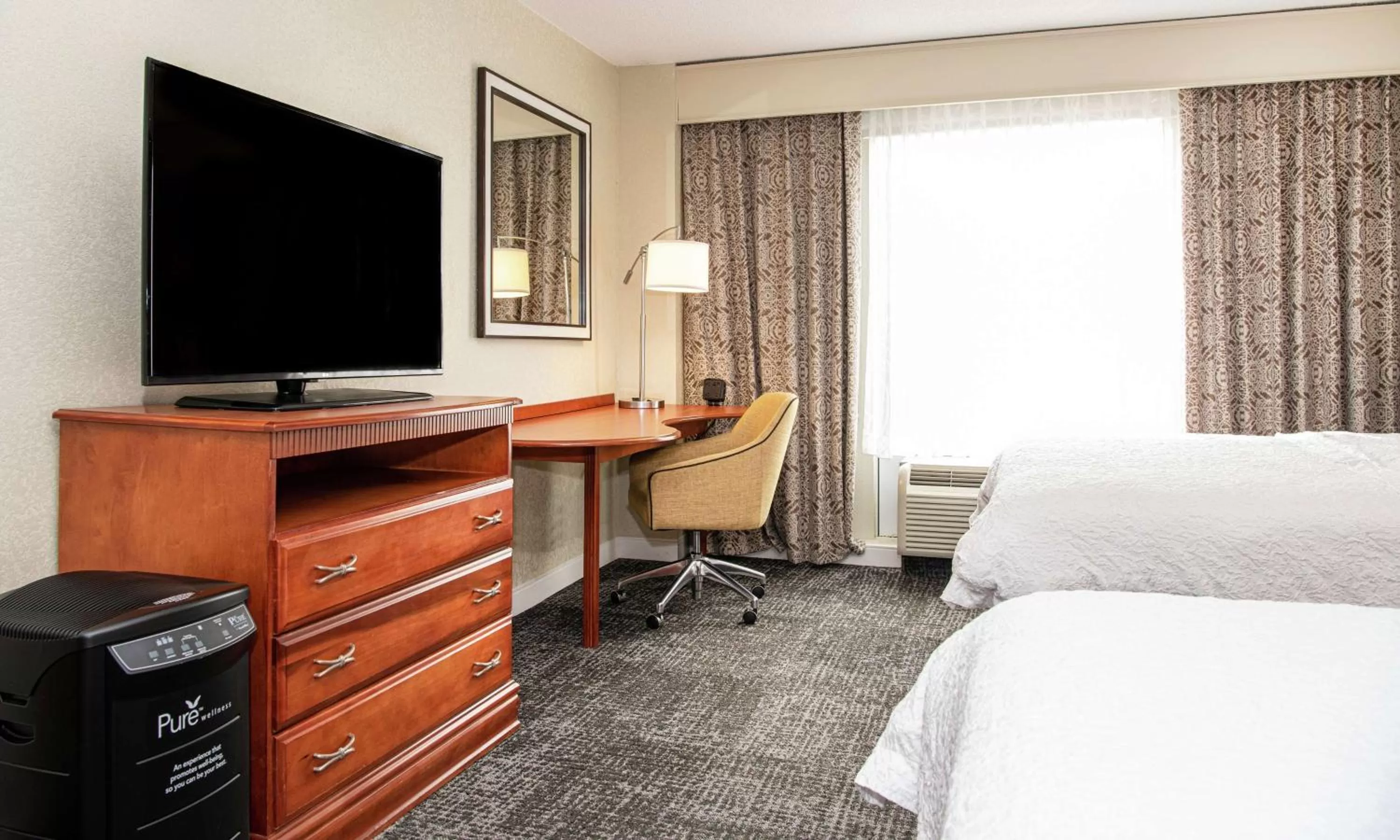 Bedroom, Bed in Hampton Inn Parsippany