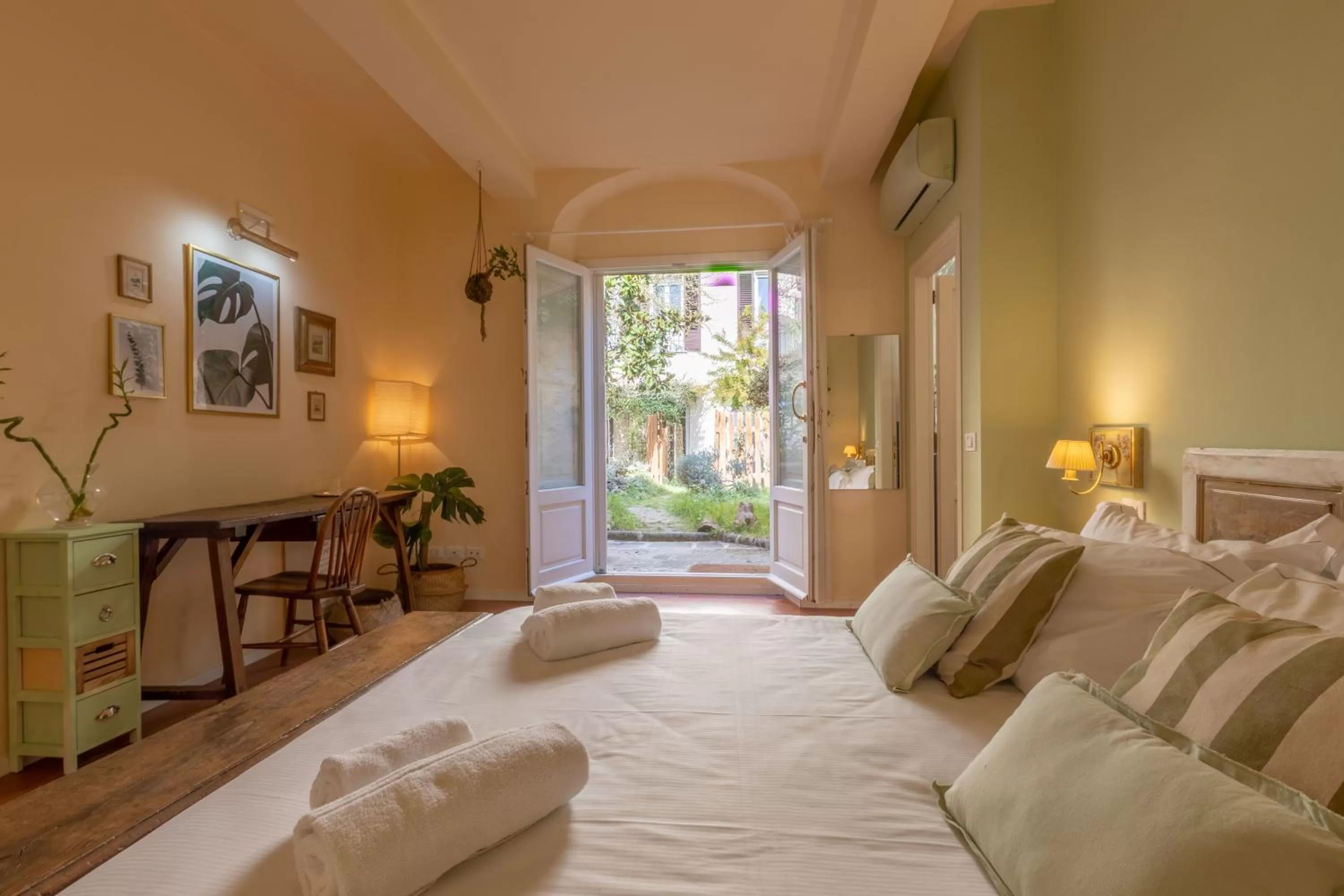 Photo of the whole room, Bed in Secret Garden Firenze B&B