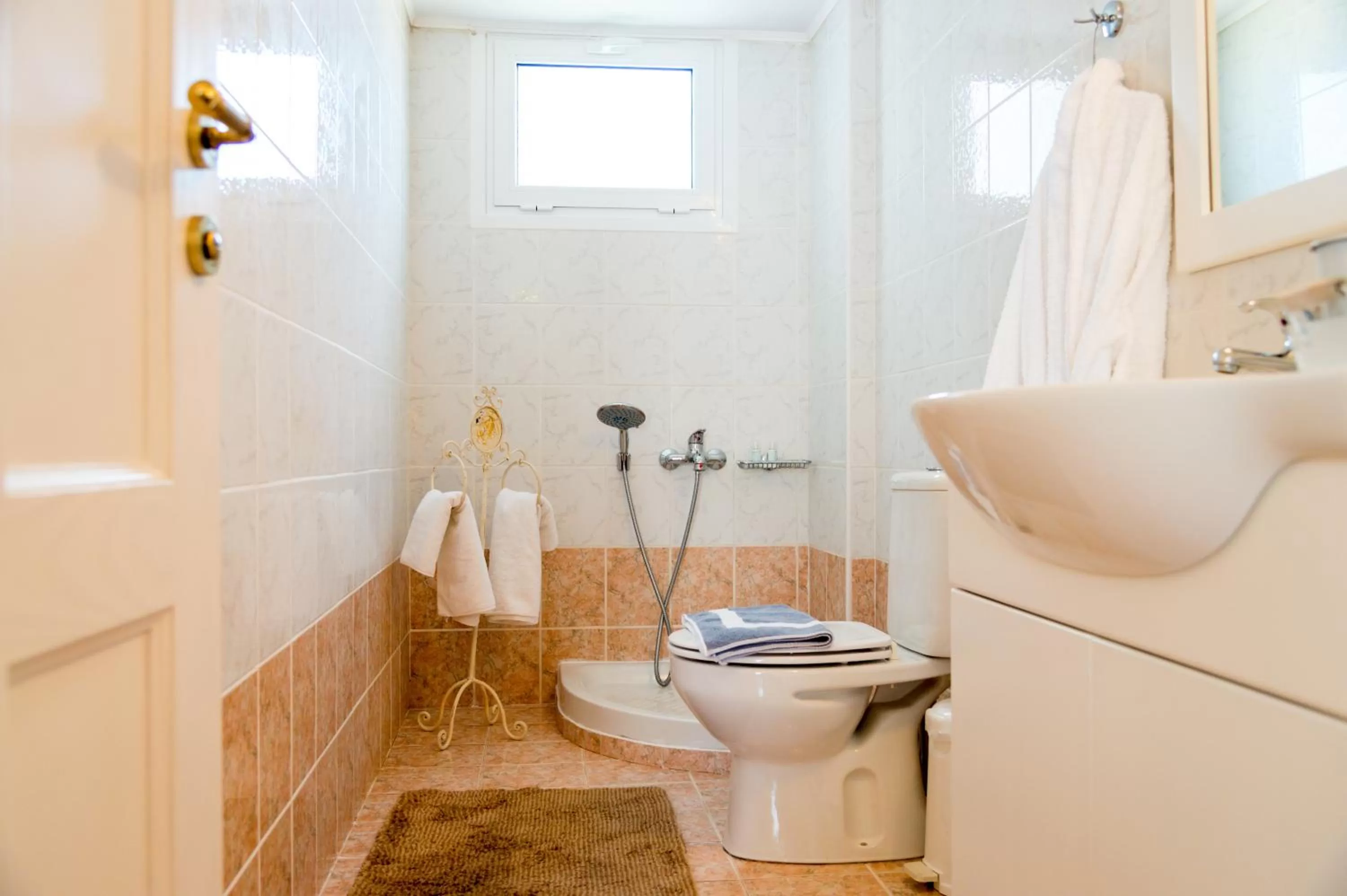 Shower in Ikaros Art Hotel