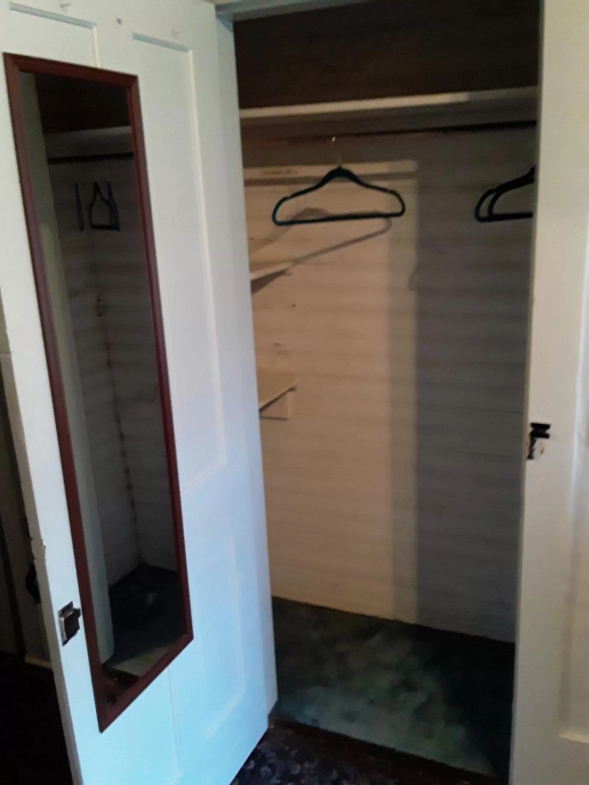 wardrobe, Bathroom in Hall Place B&B