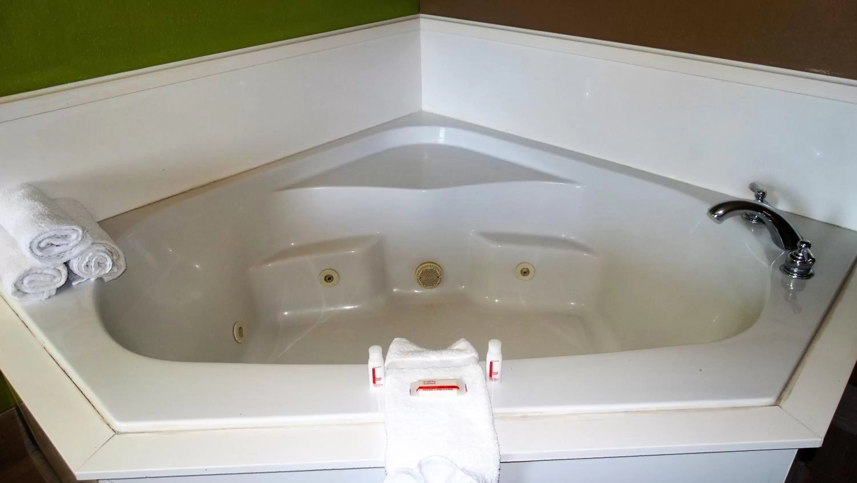 Hot Tub in Oak Tree Inn & Suites