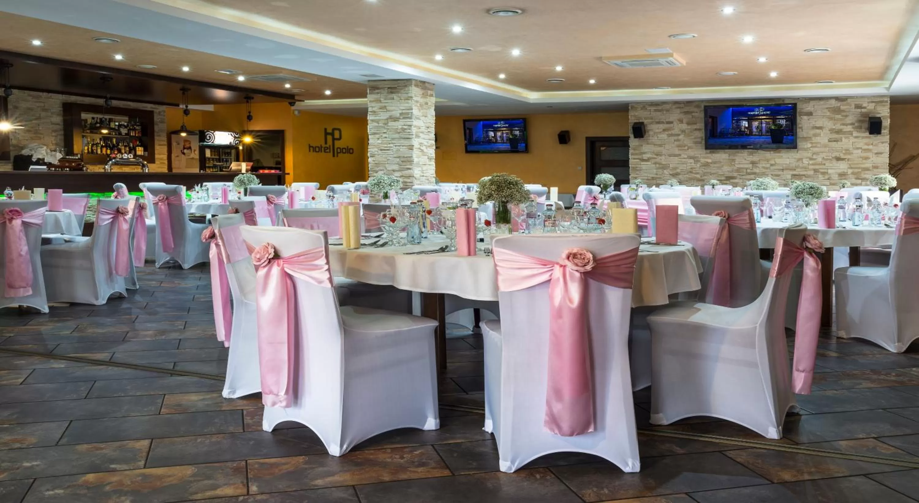 Restaurant/places to eat in Hotel Polo