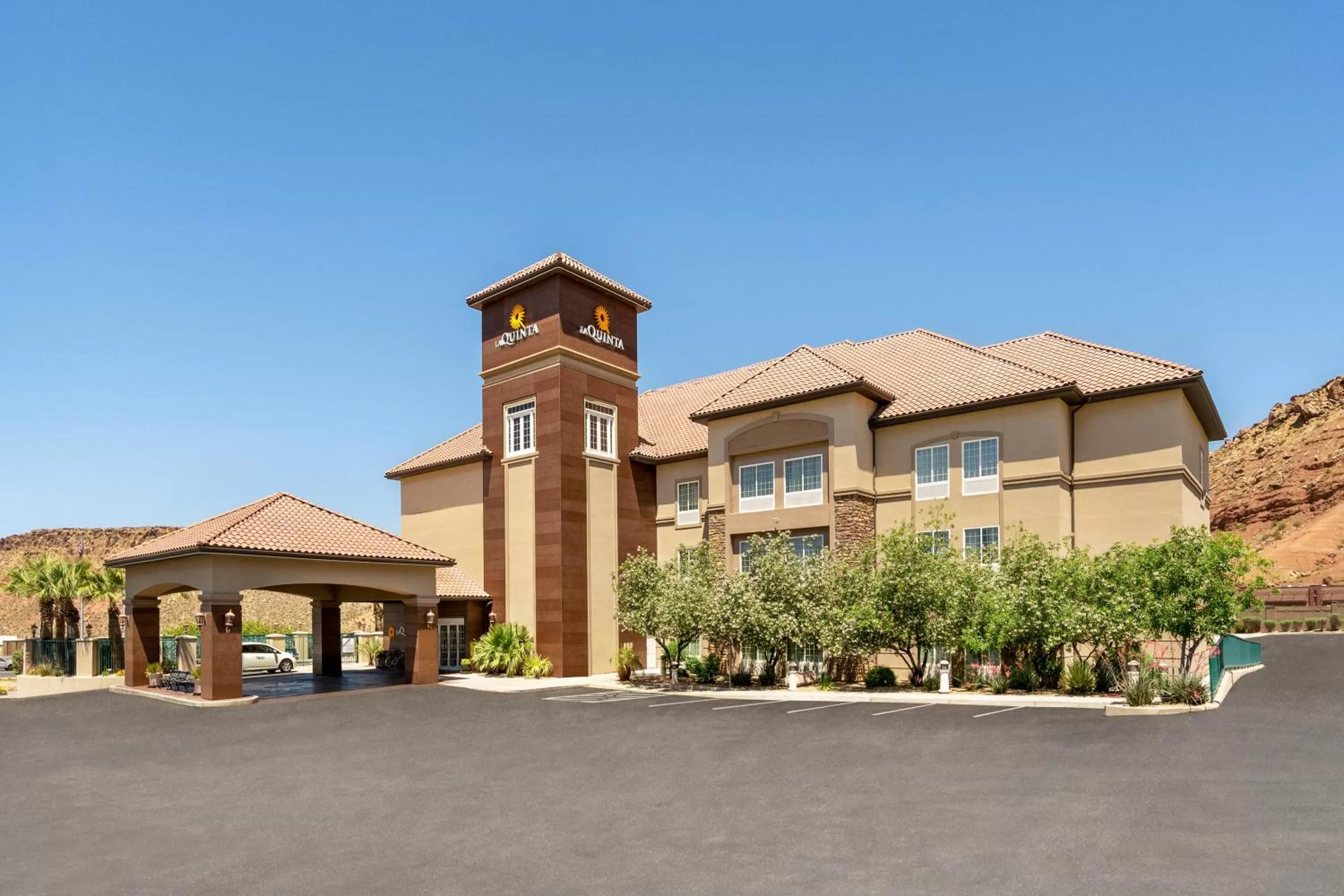 Property building in La Quinta by Wyndham St. George