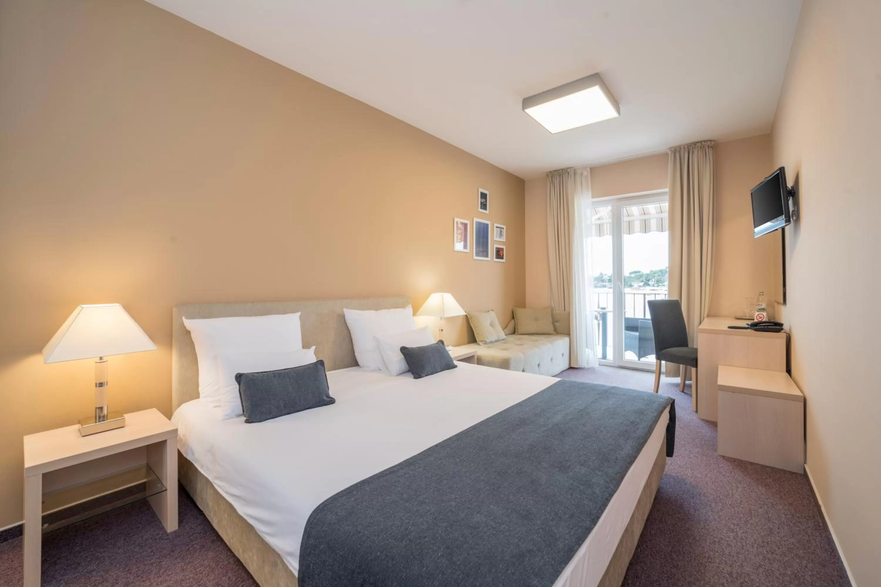 View (from property/room), Bed in Hotel Zlatna Vala