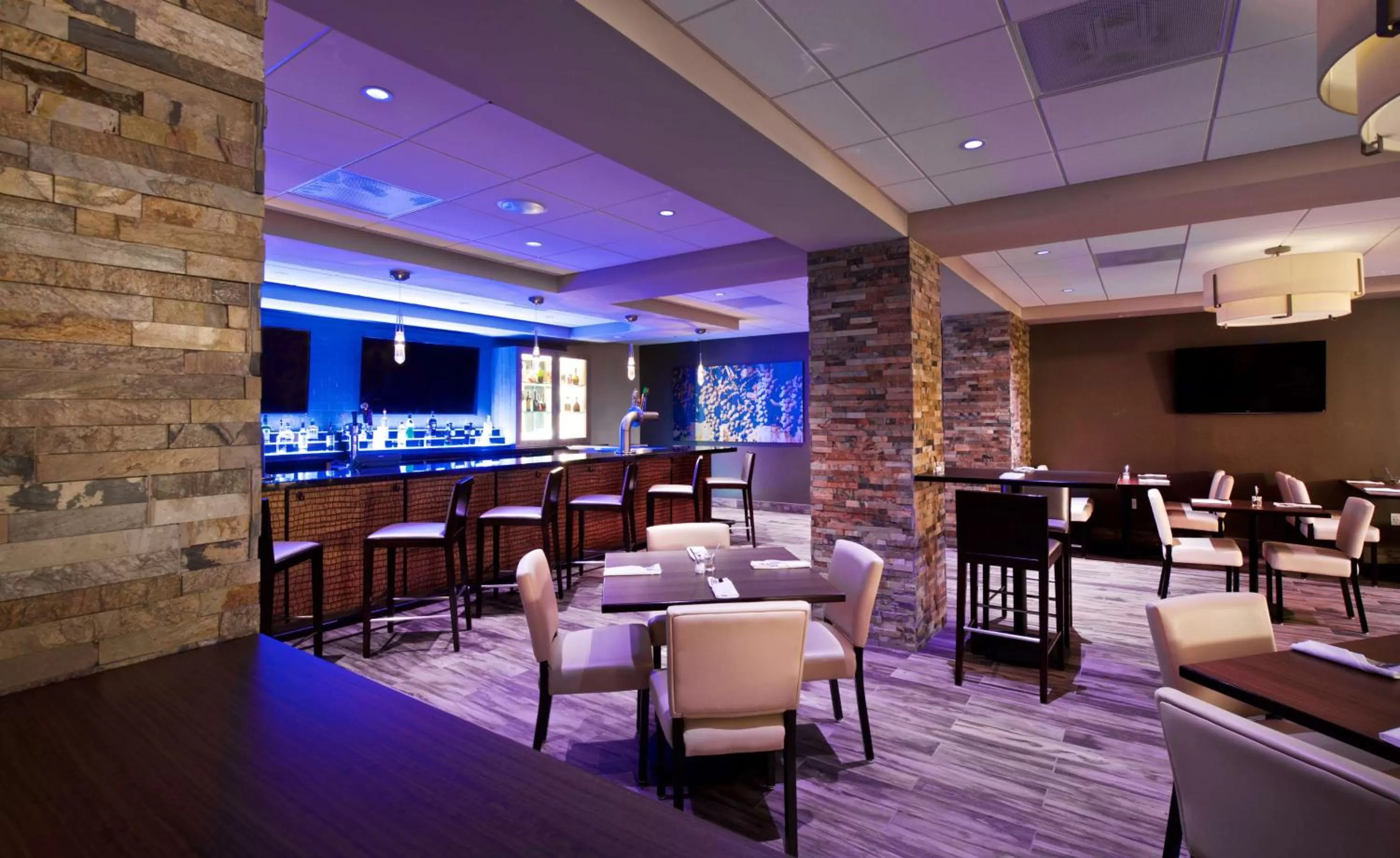 Lounge or bar in Embassy Suites by Hilton Portland Tigard