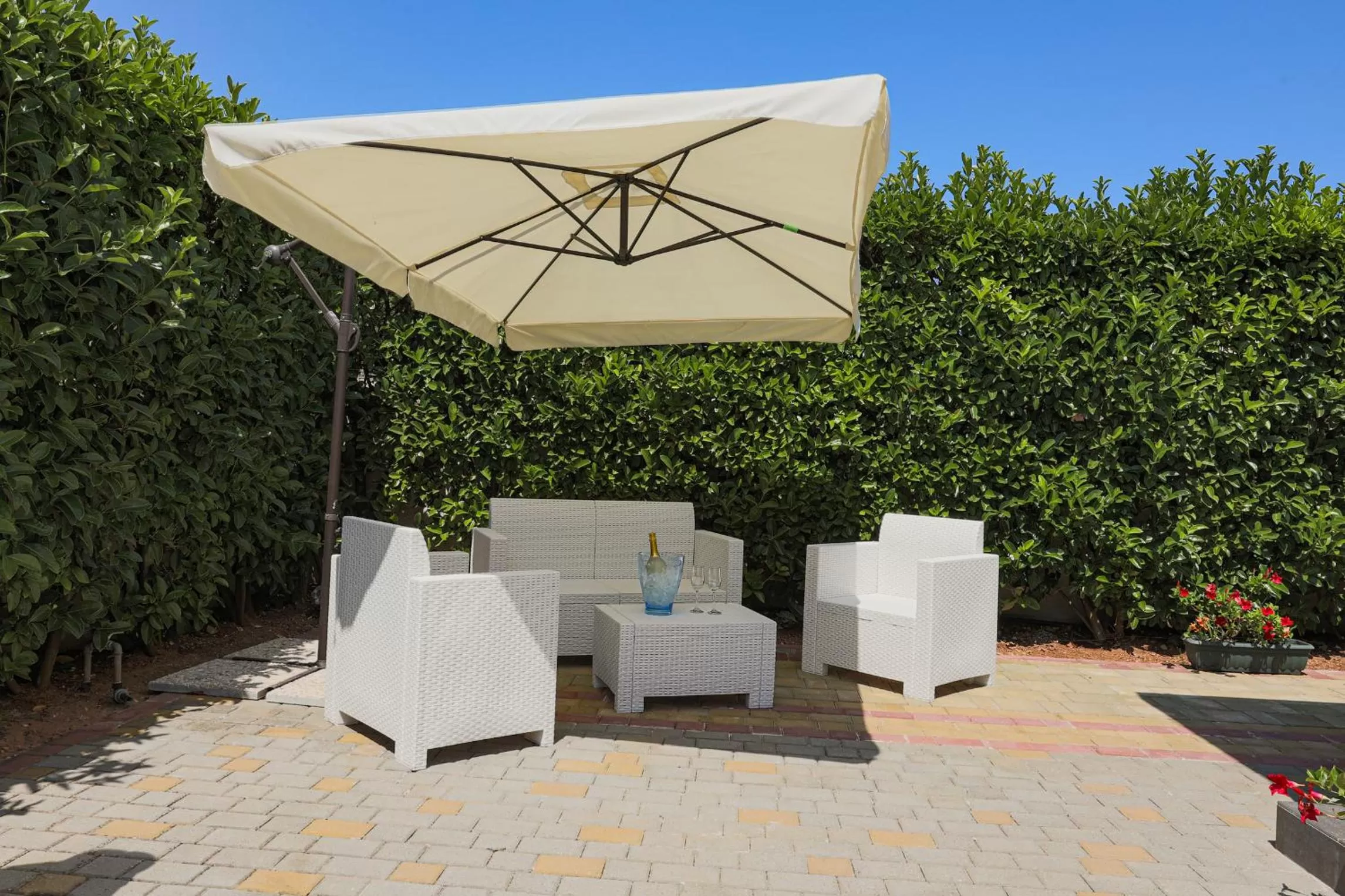 Patio in Donnosanto Residence Torre Santa Sabina