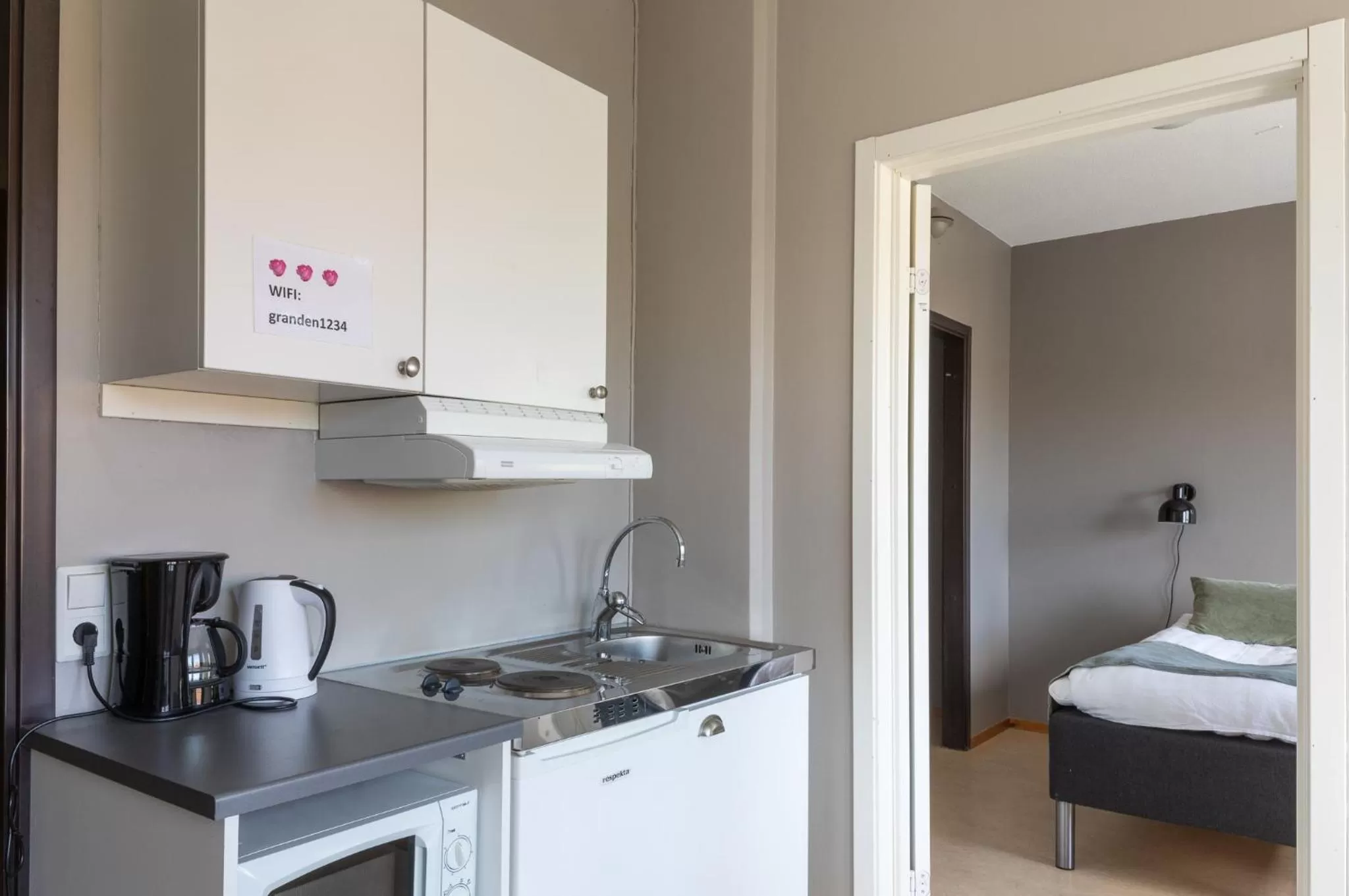 Kitchen or kitchenette, Bed in Hotel B&B Gränden