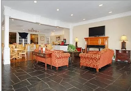 Communal lounge/ TV room in Greenville Inn & Suites