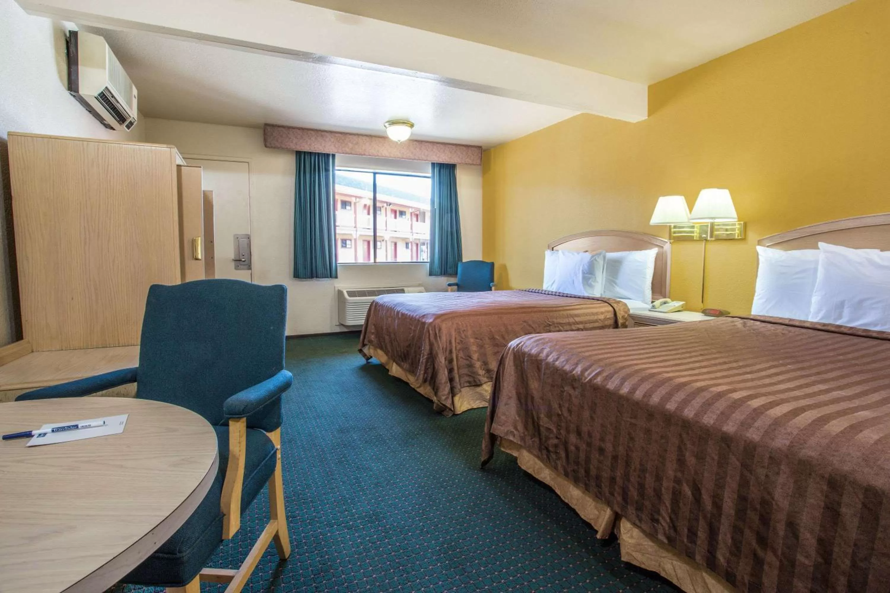 Photo of the whole room, Bed in Travelodge by Wyndham Turlock