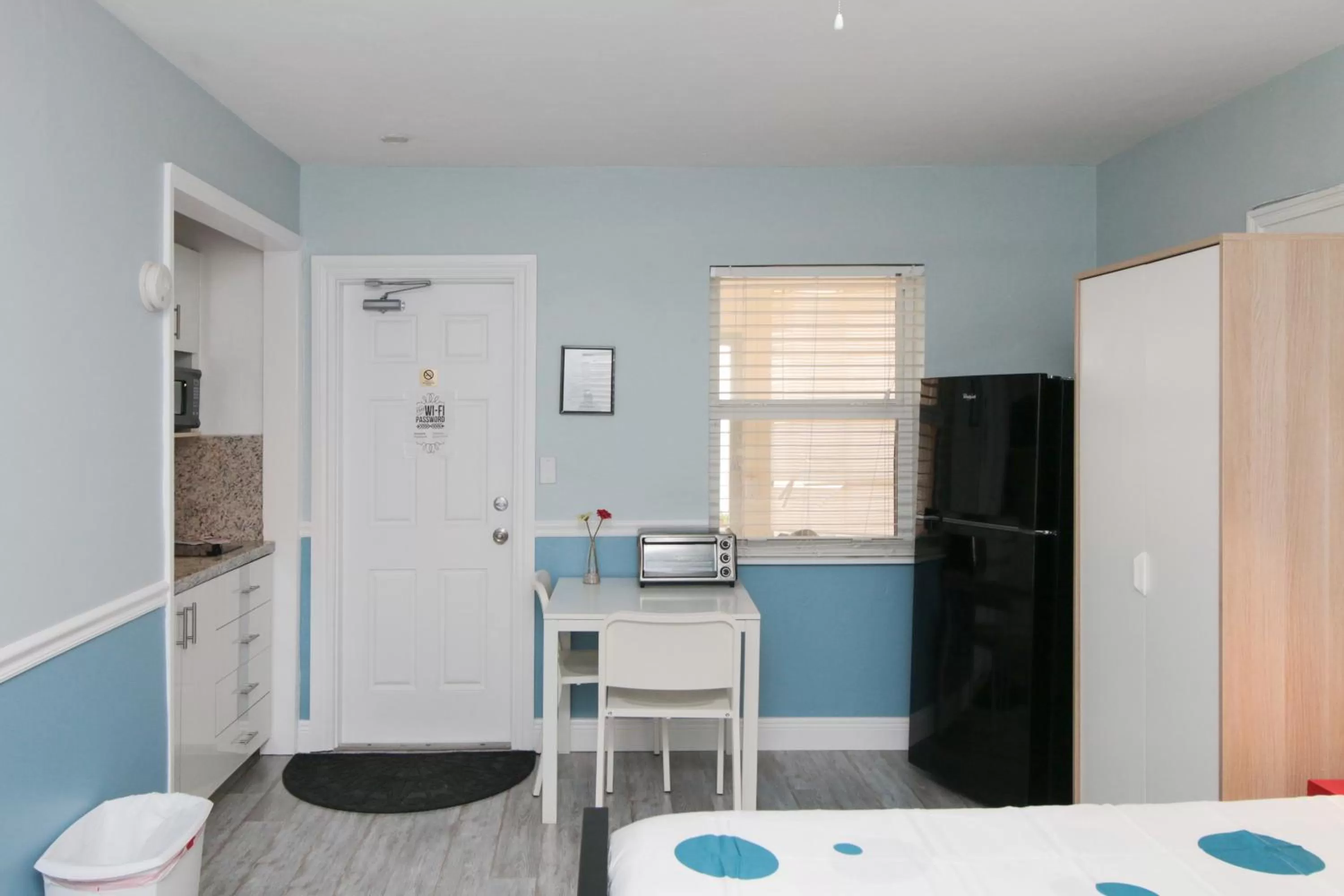 Kitchen or kitchenette in The Dolphin Hollywood