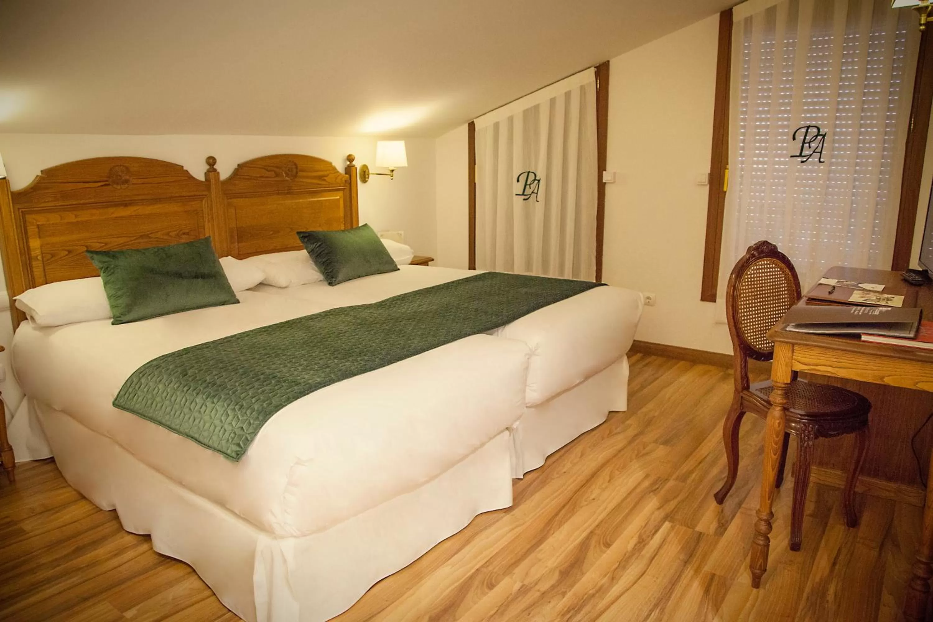 Photo of the whole room, Bed in Palacio Azcárate Hotel