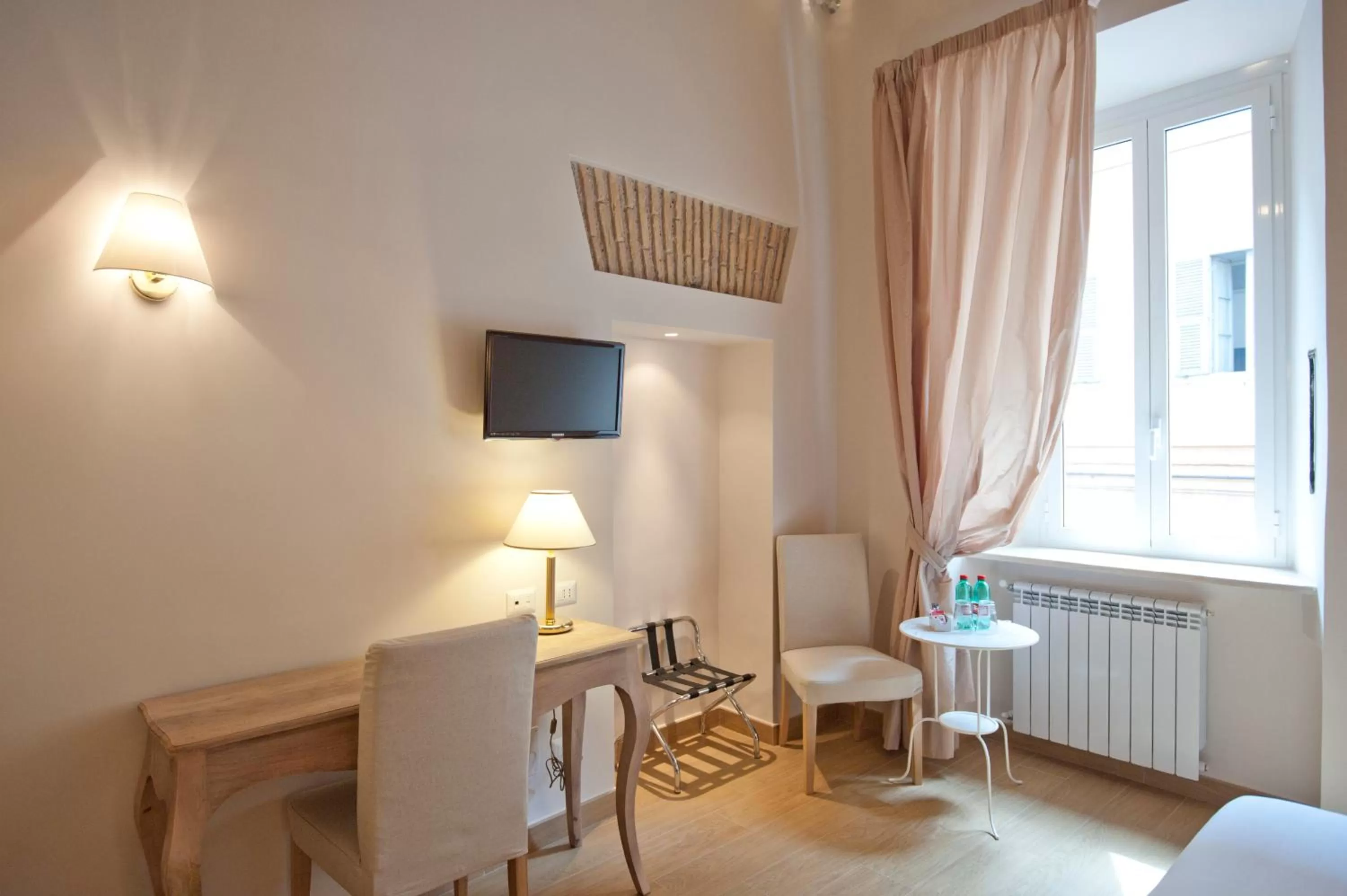 Seating area in Little Queen Suite