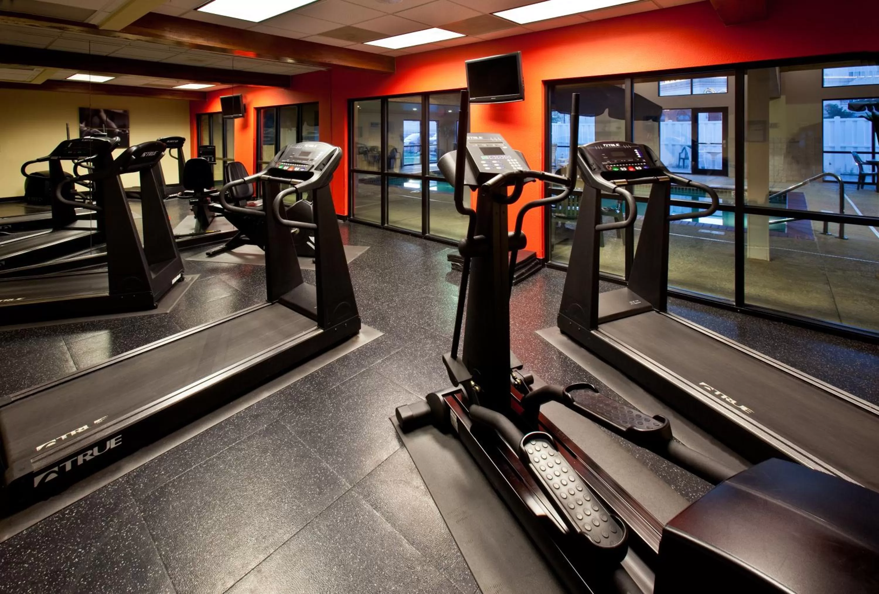 Fitness centre/facilities in Country Inn & Suites by Radisson, Council Bluffs, IA
