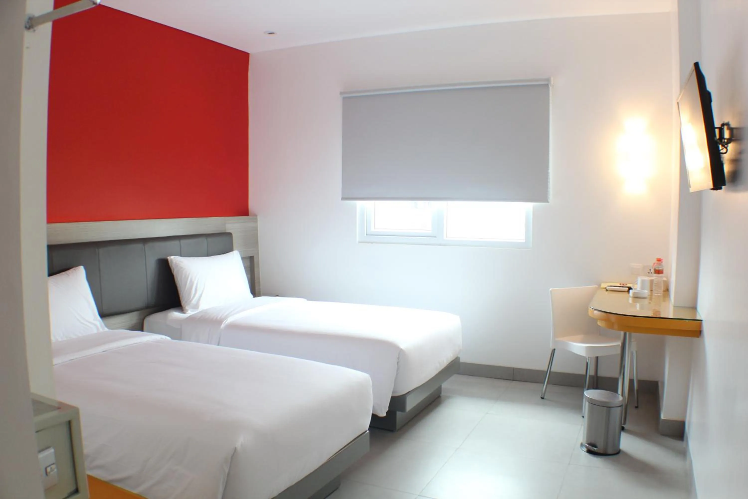 Photo of the whole room, Bed in Amaris Hotel Setiabudhi - Bandung
