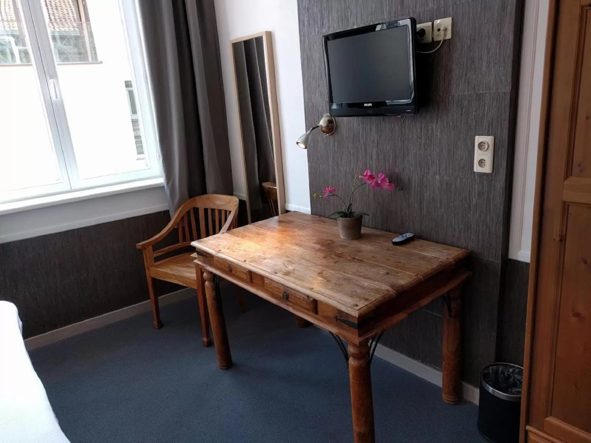 Bedroom in Canalview Hotel Ter Reien