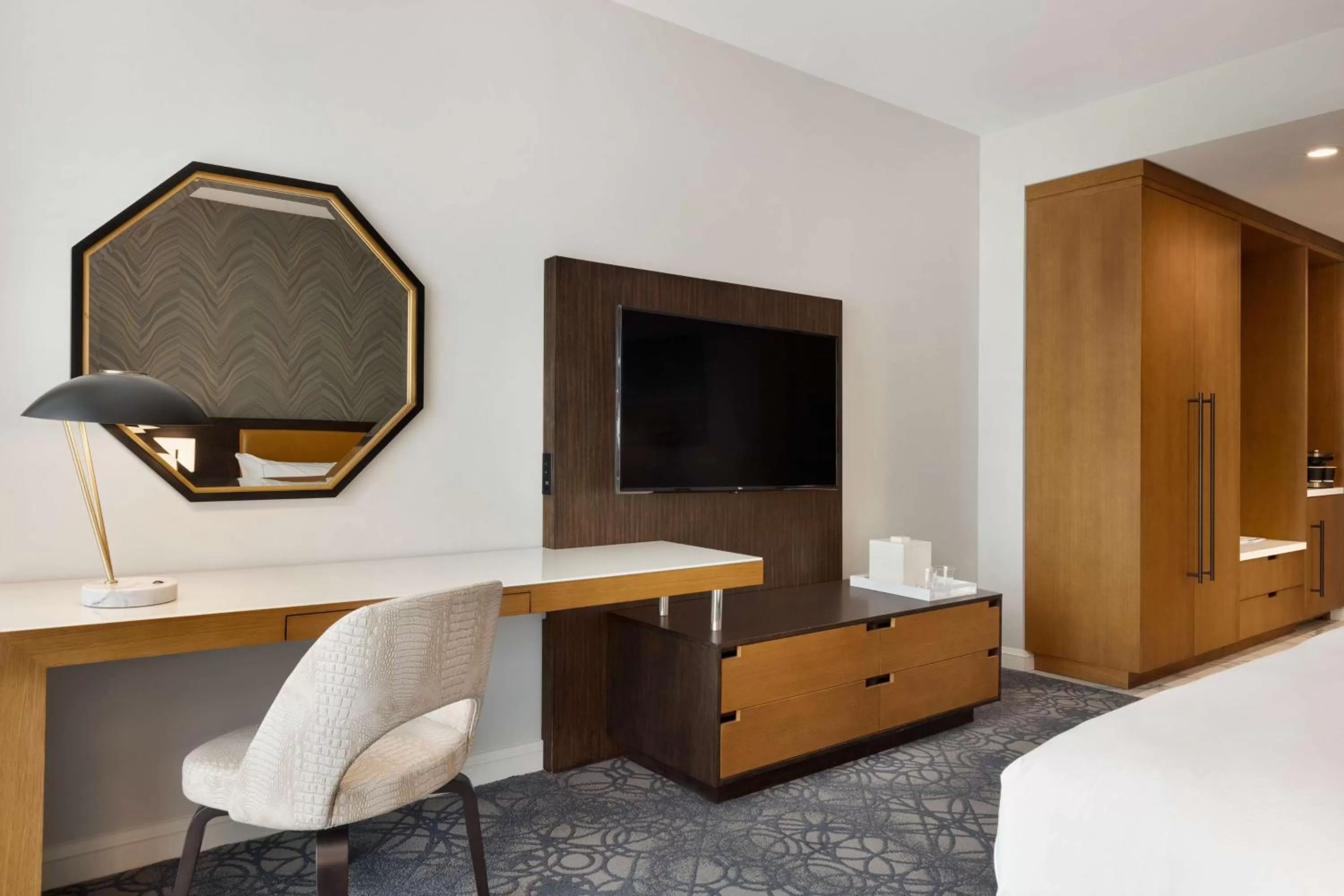 Bedroom, Bed in Hilton Alpharetta Atlanta