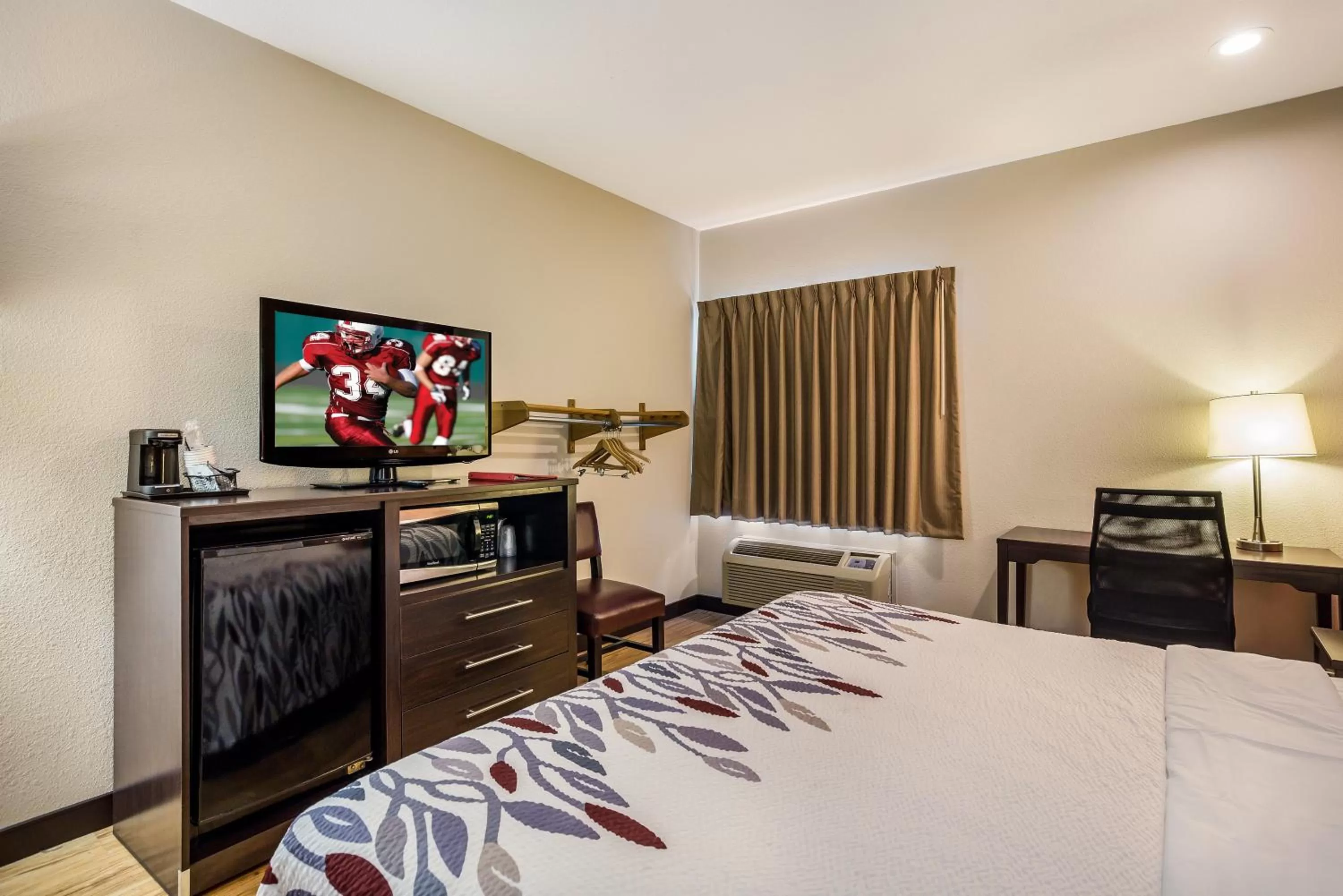 Bedroom, Bed in Red Roof Inn St Louis - Troy, IL