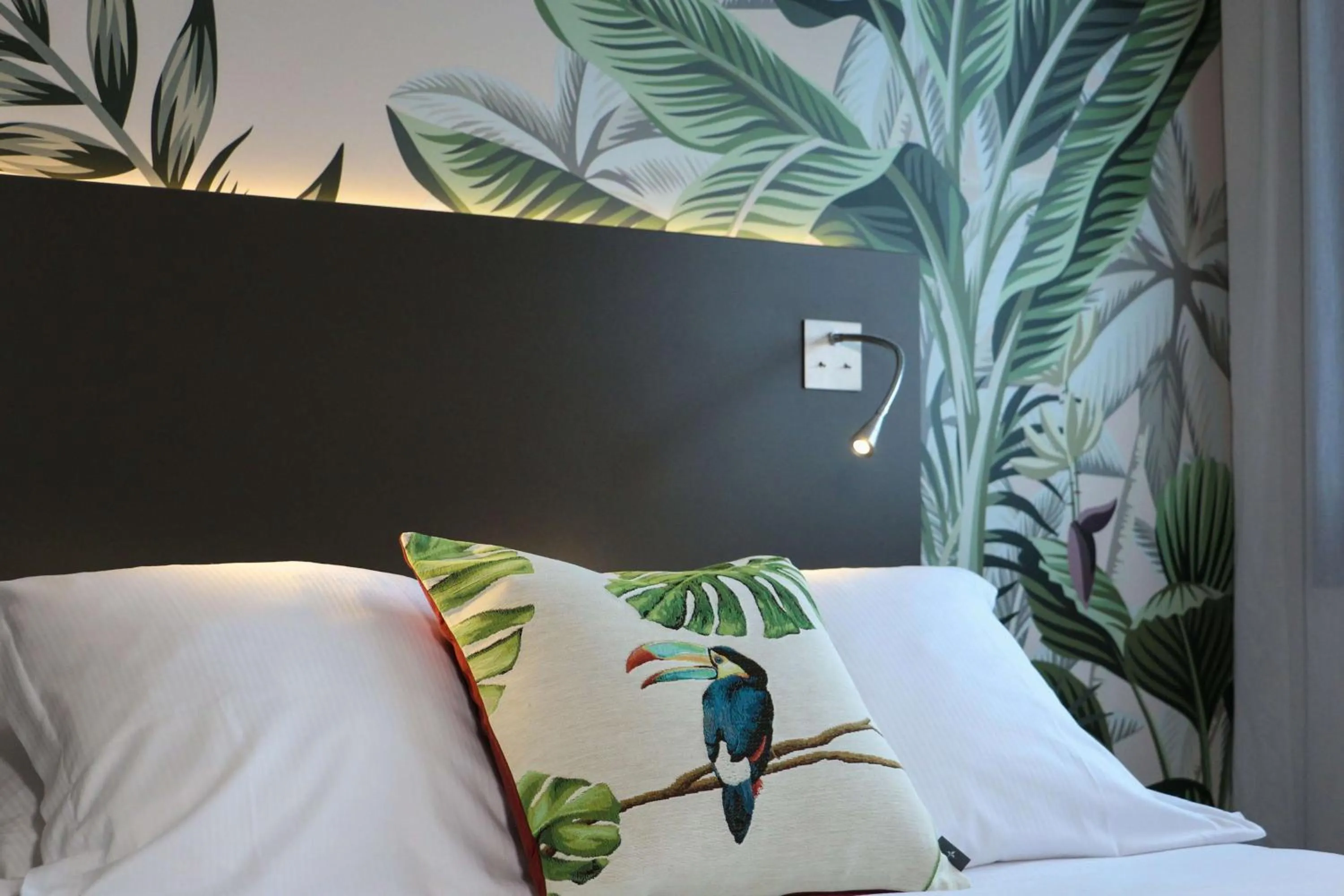 Bedroom, Bed in Best Western Plus Hôtel & Spa de Chassieu