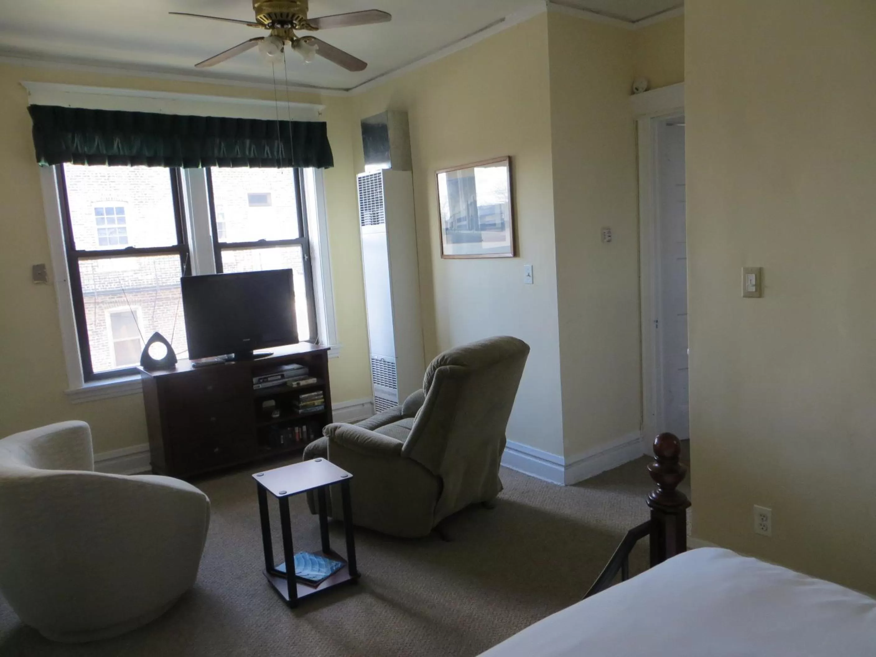 Living room, Seating Area in The Polo Inn Bridgeport U.S.A.