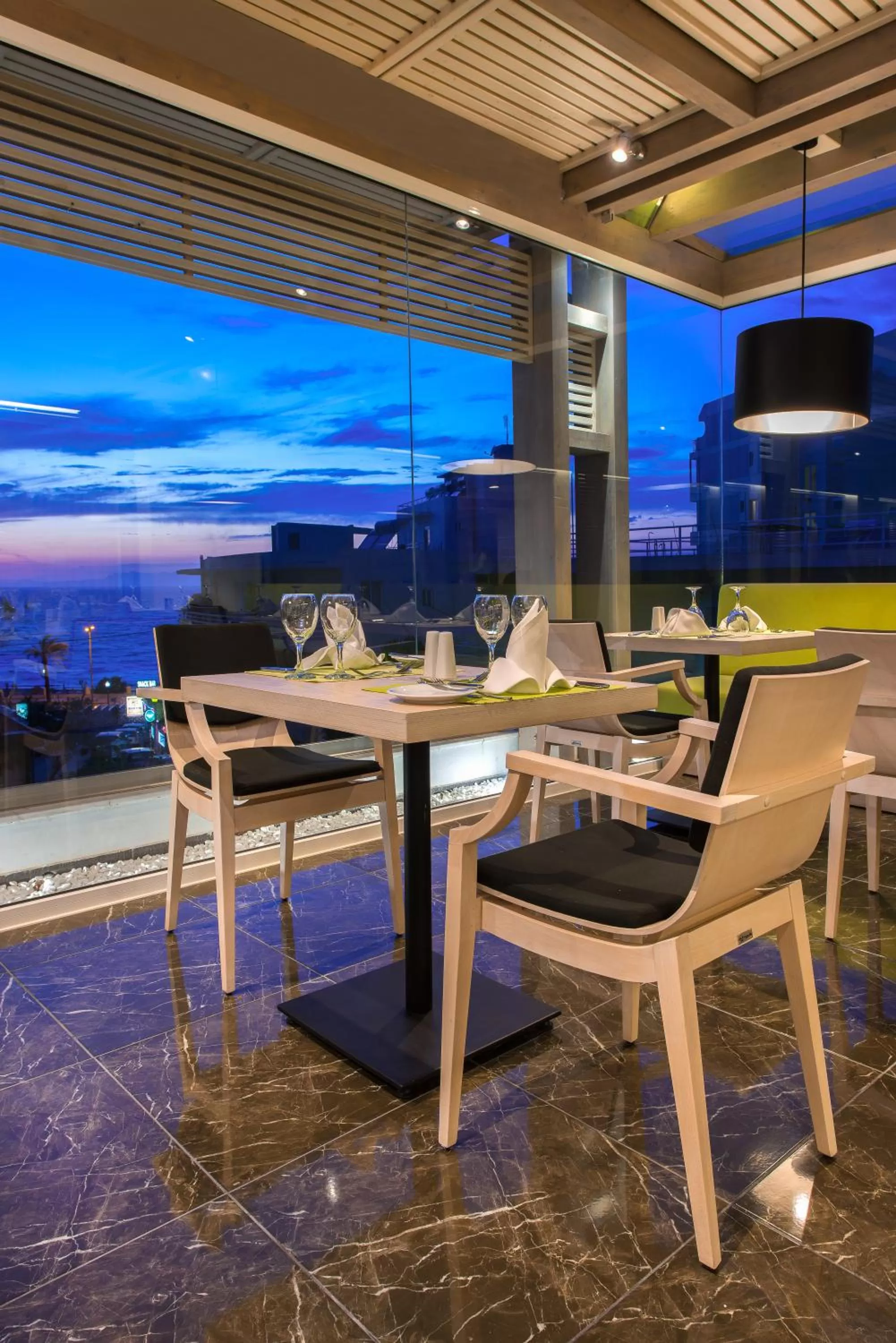 Restaurant/places to eat in Semiramis City Hotel