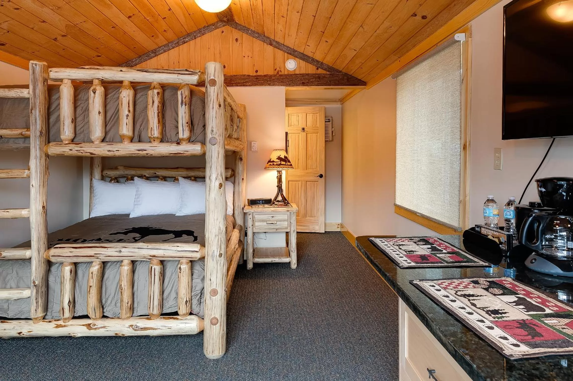 Coffee/tea facilities, Bed in Cobble Mountain Lodge