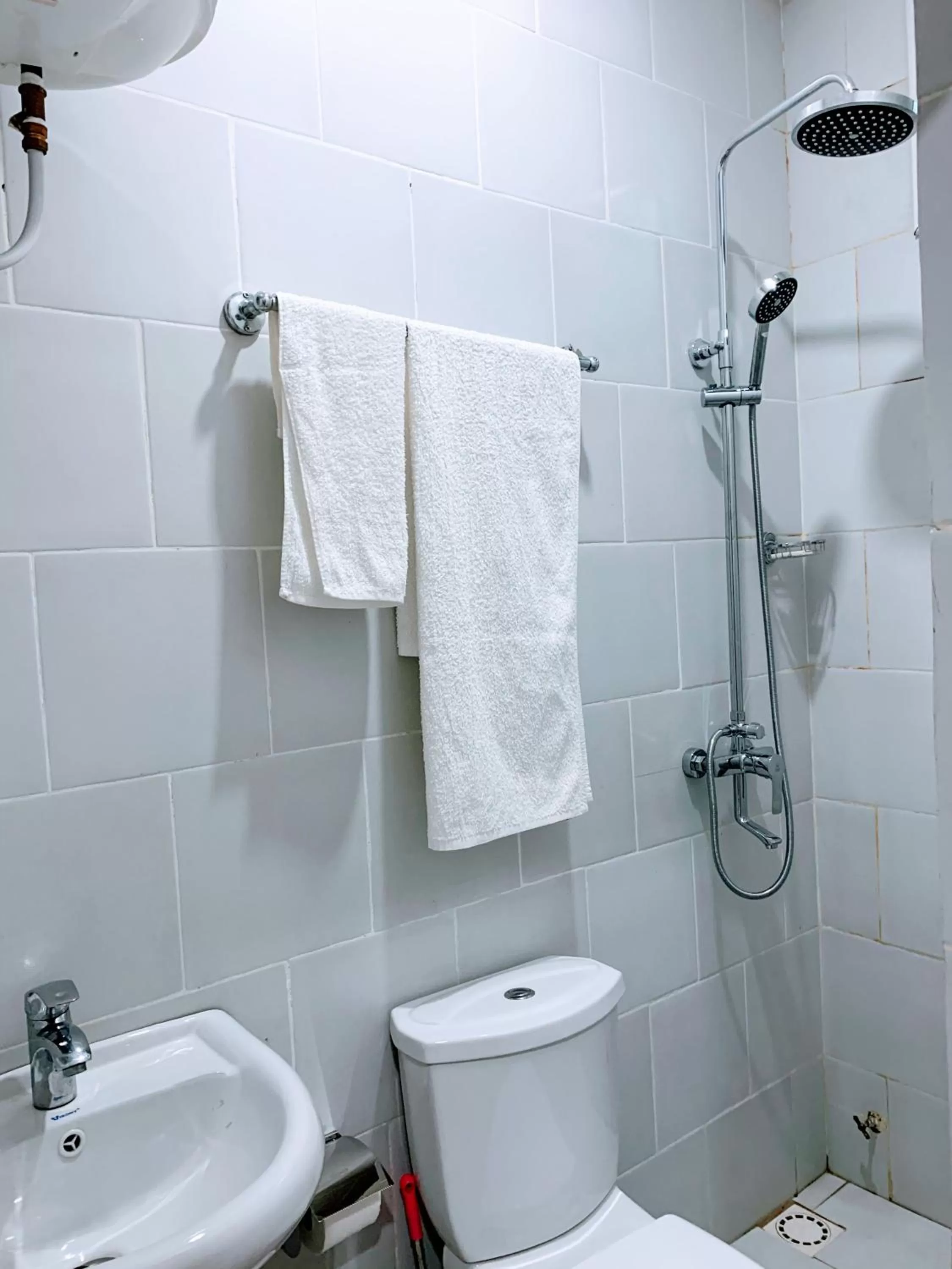 Shower in Woodpecker Resort Hotel