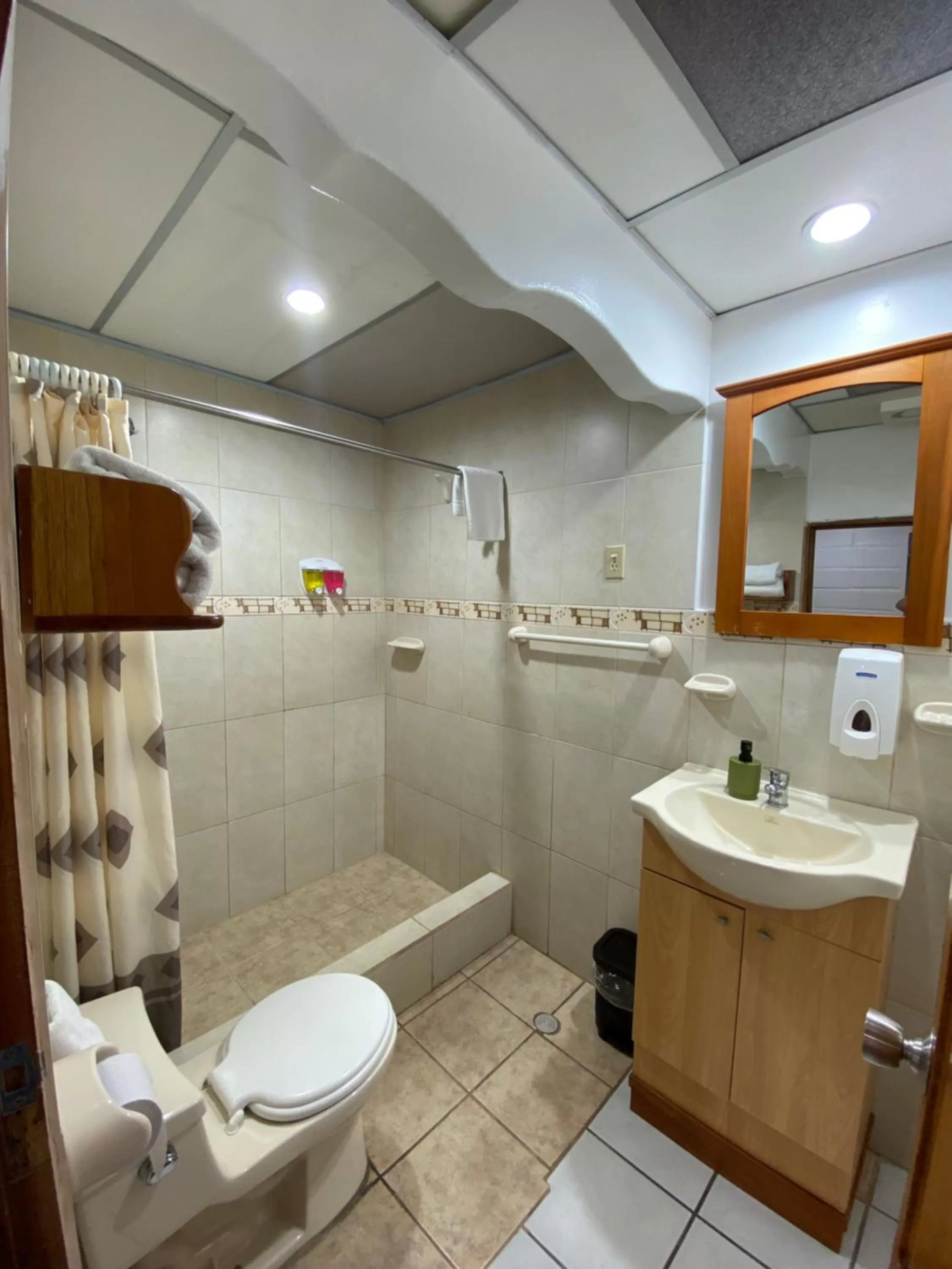 Shower, Bathroom in La Peregrina Galapagos B&B