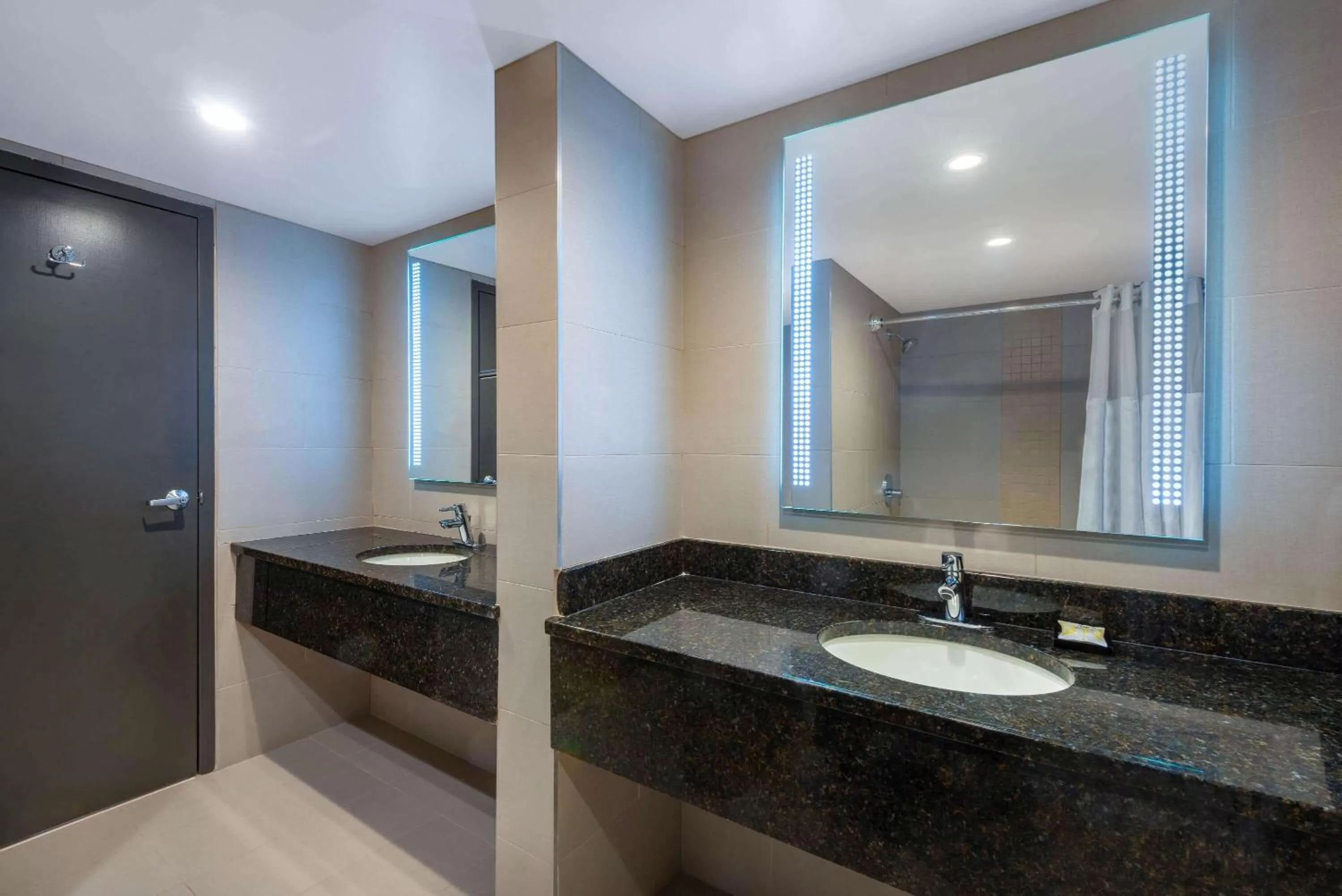 Bathroom in Wyndham Lancaster Resort and Convention Center