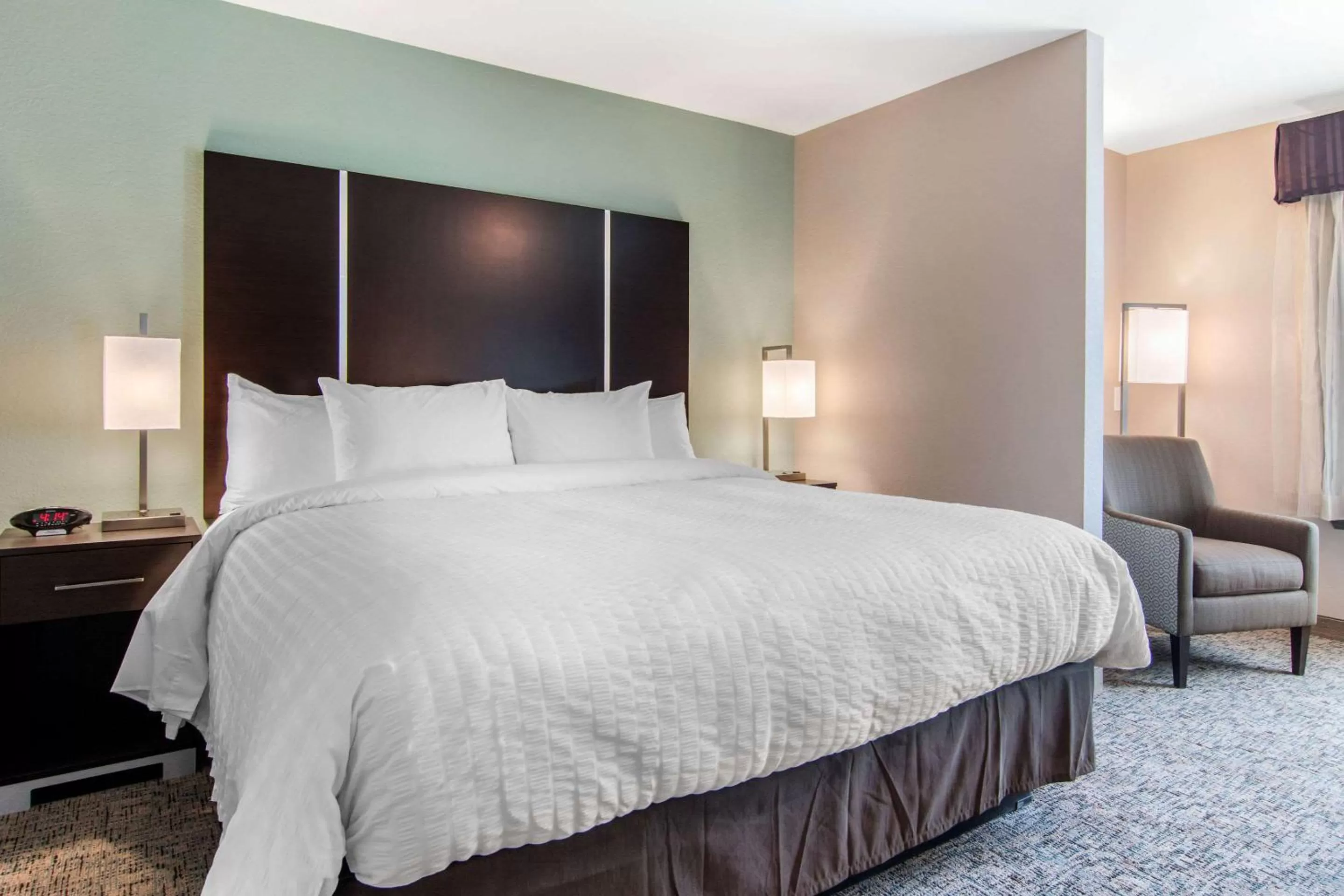 Photo of the whole room, Bed in Clarion Inn & Suites Atlanta Downtown